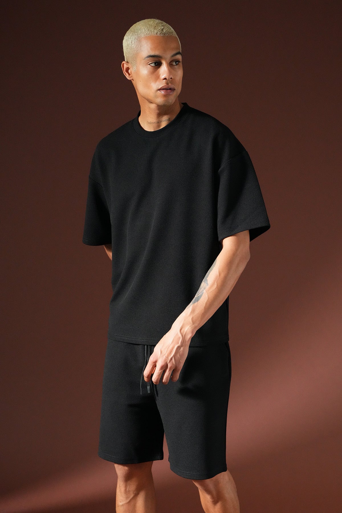 Ensemble Milos noir de la marque NO LIMIT, vêtement élégant avec haut et pantalon assortis en tissu noir.