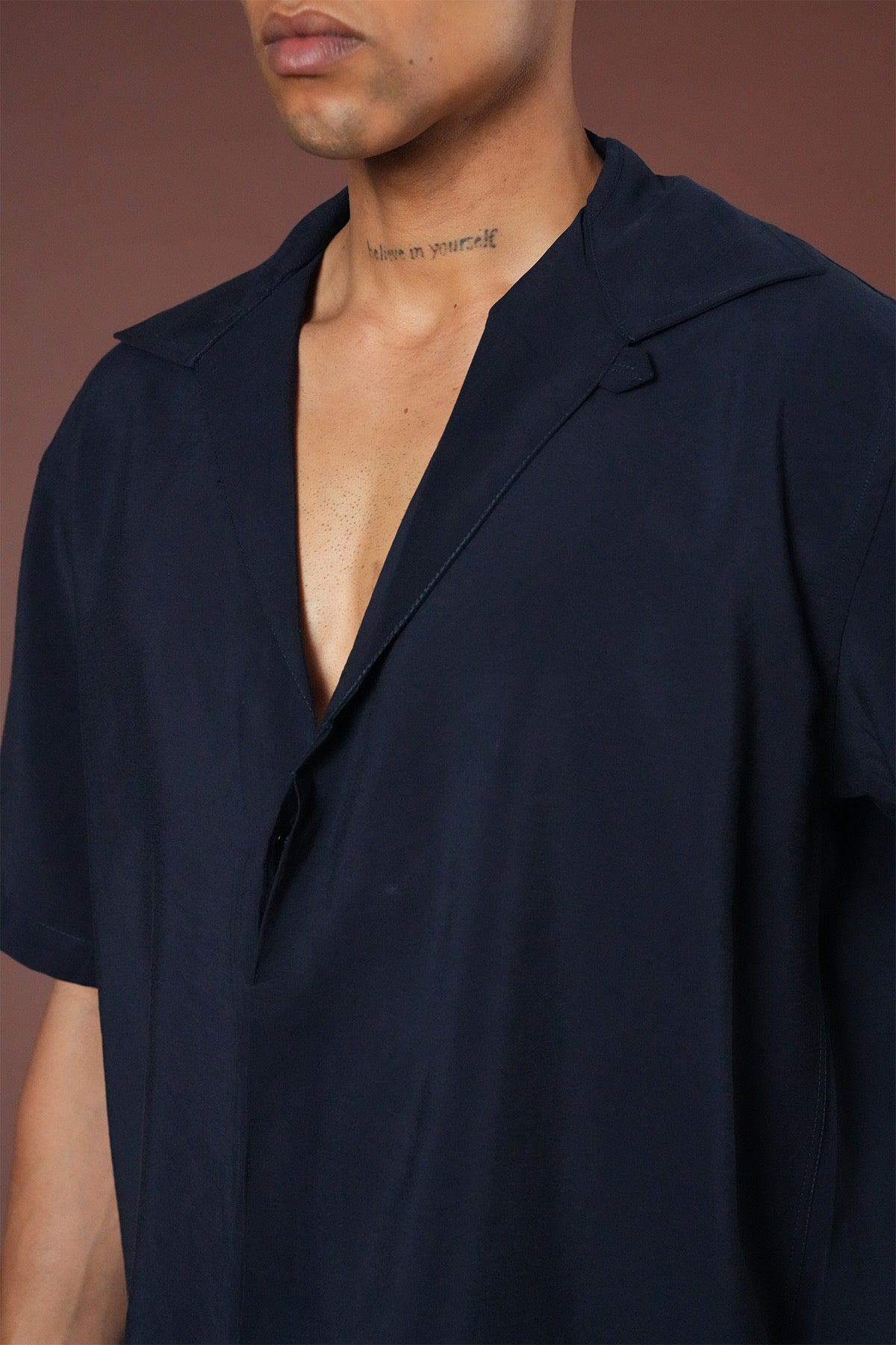 Ensemble Sicile NO LIMIT bleu marine, vêtement pour homme, avec veste et pantalon, porté sur mannequin.