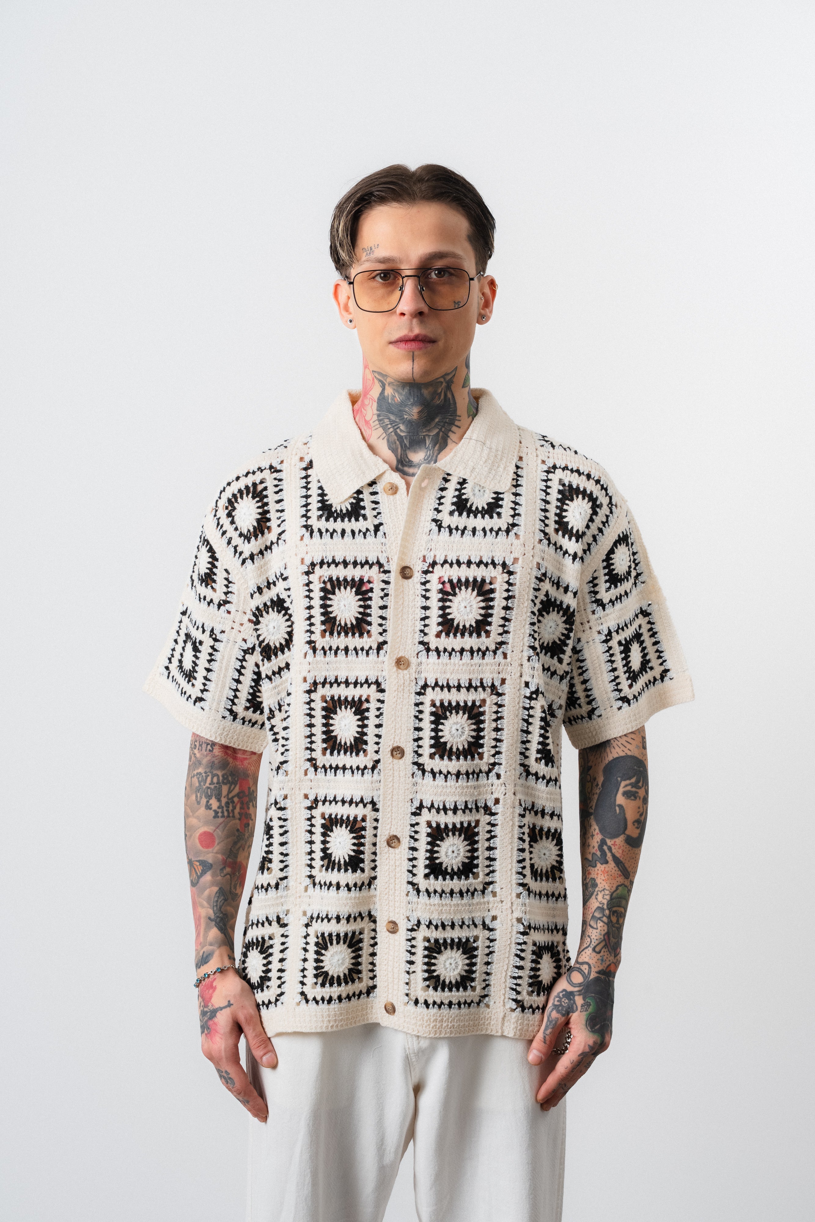 Chemise ajourée beige de la marque NO LIMIT, tissu léger avec motifs perforés, vue de face.