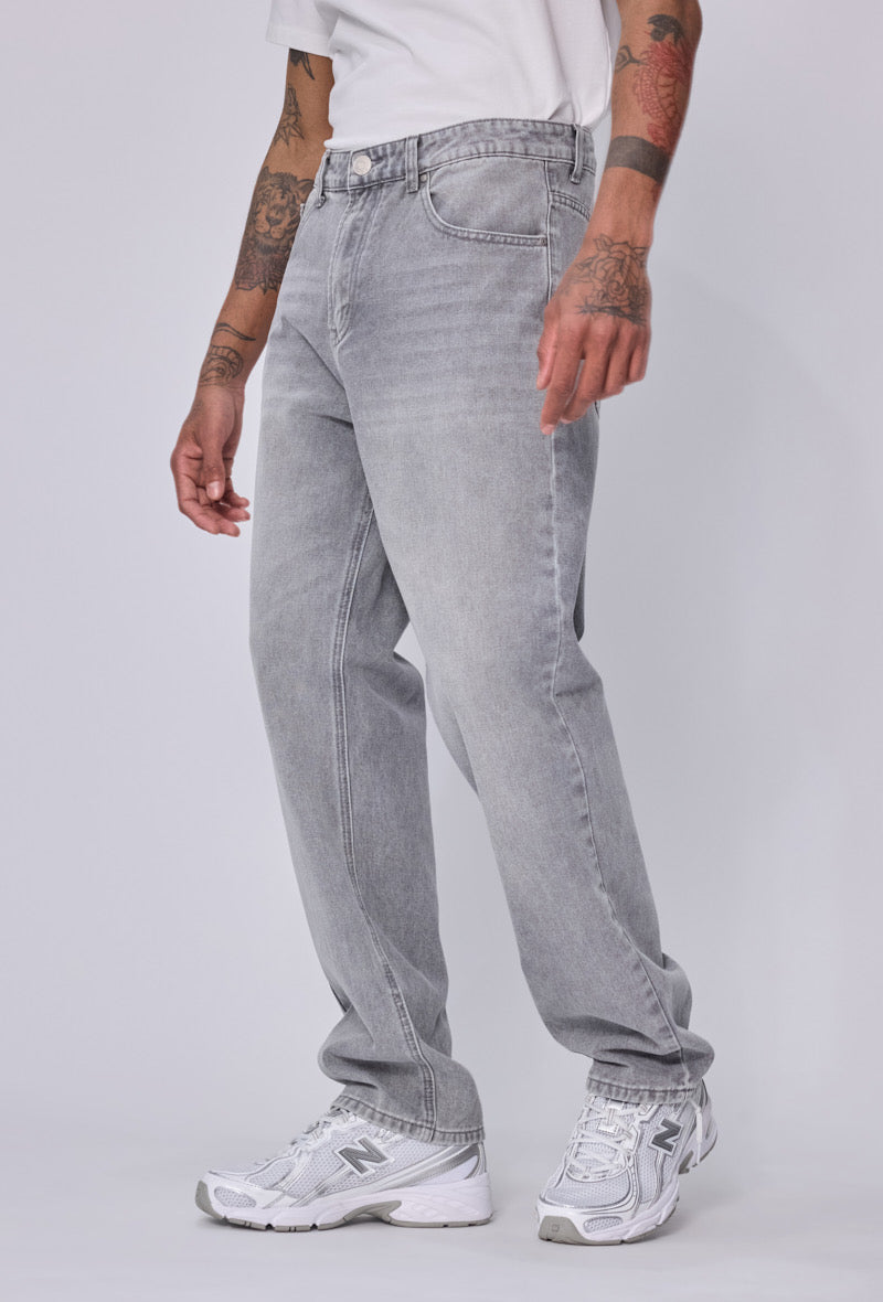 Jean gris à coupe parfaite de la marque NO LIMIT, porté avec une coupe ajustée et détails de couture visibles.
