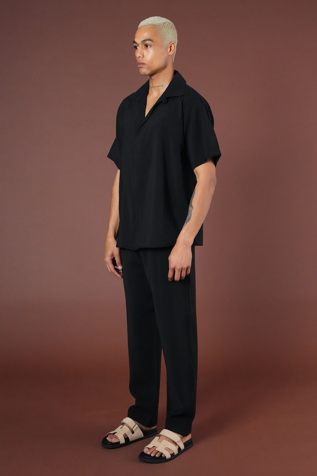 Ensemble Sicile noir de la marque NO LIMIT, composé de vêtements élégants visibles sur l'image.