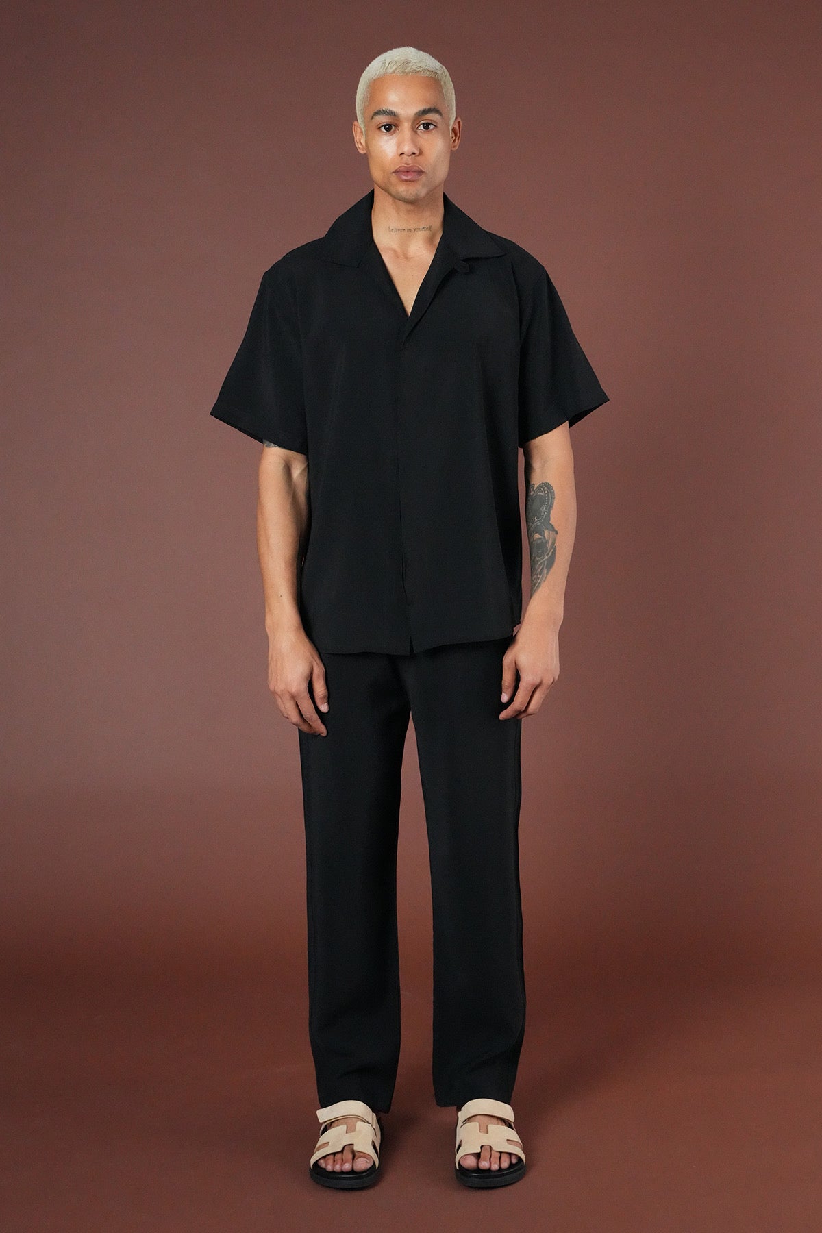 Ensemble Sicile noir de la marque NO LIMIT, vêtement élégant pour femme, avec détails modernes et tissu tendance.