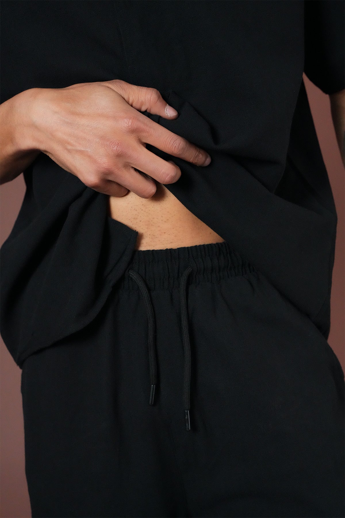 Ensemble Mykonos noir de la marque NO LIMIT, vêtements pour femme, style élégant avec top et pantalon, porté sur mannequin.
