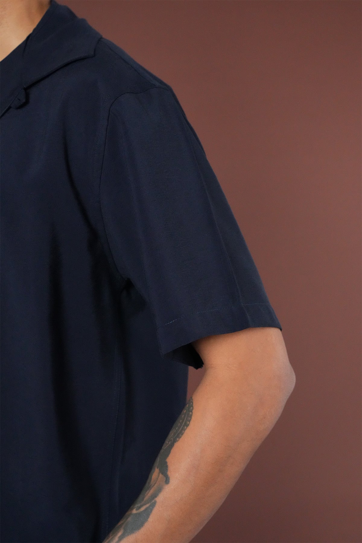 Ensemble Sicile NO LIMIT bleu marine, vêtement pour homme, avec veste et pantalon en tissu élégant, porté sur mannequin.
