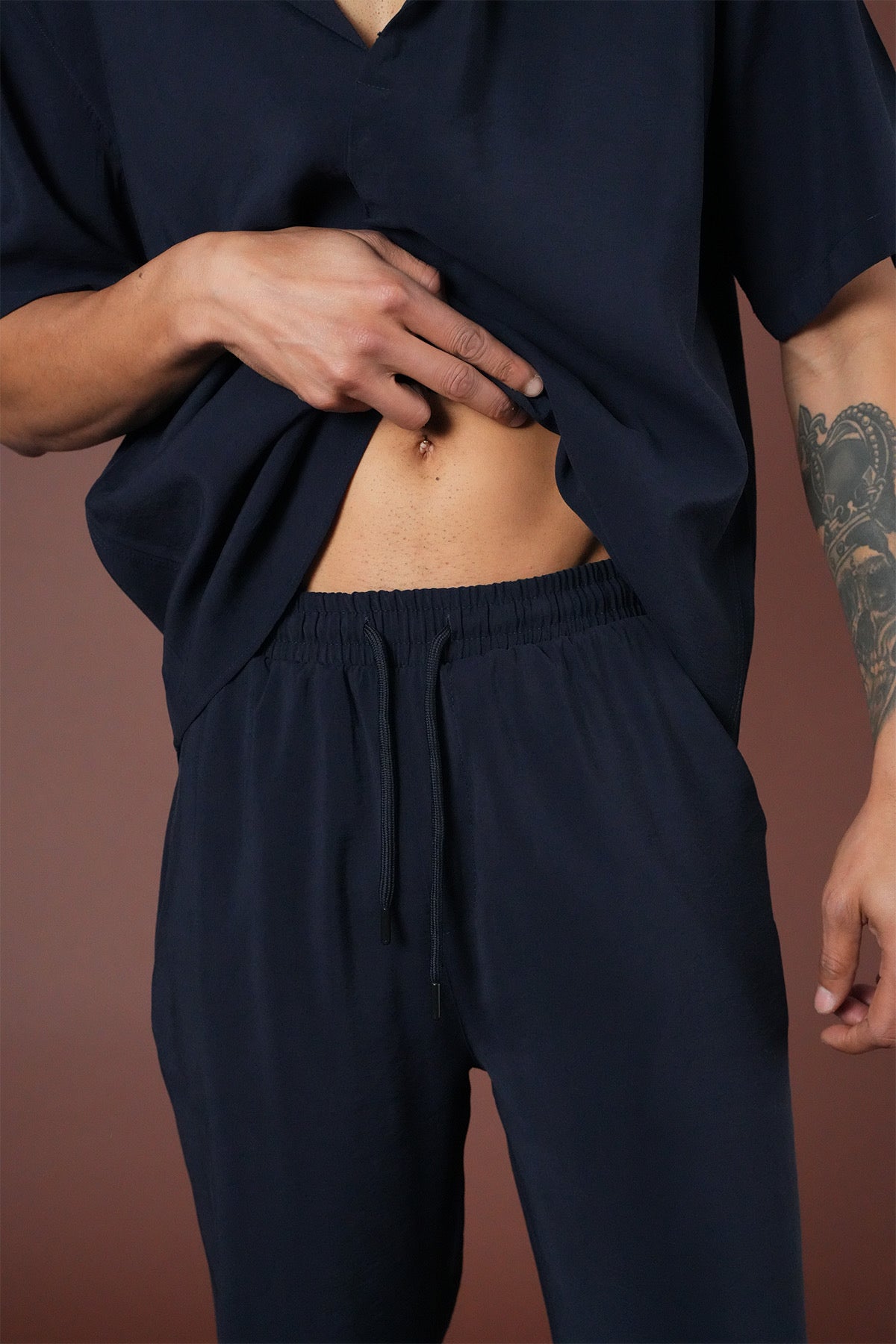 Ensemble Sicile NO LIMIT bleu marine, vêtements pour homme, montrant la veste et le pantalon assortis sur un fond neutre.