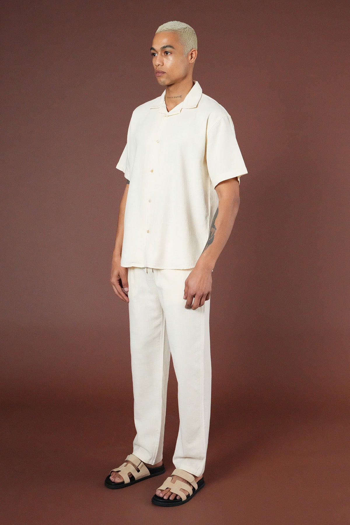 Ensemble Mykonos en blanc cassé de la marque NO LIMIT, composé de vêtements légers et élégants, porté dans un style décontracté.