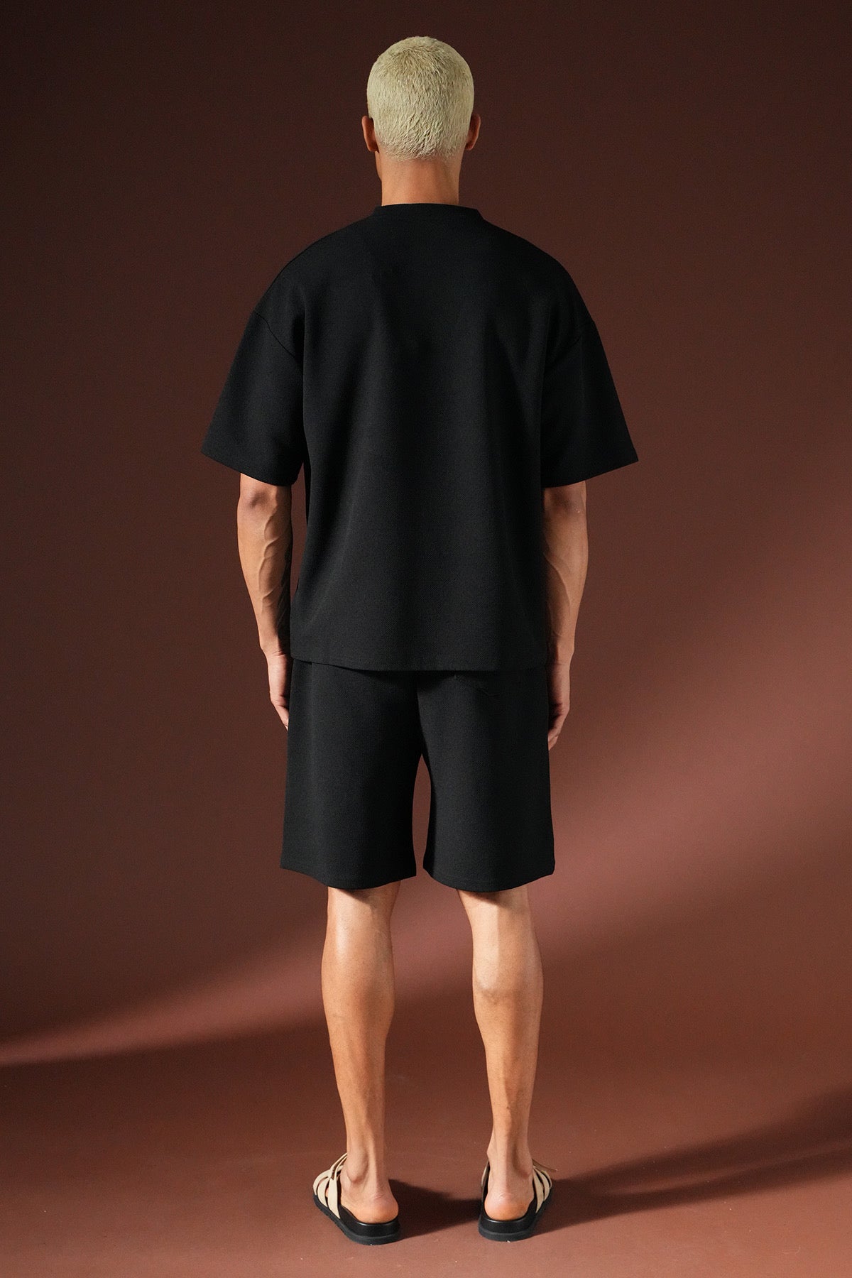 Ensemble Milos noir de la marque NO LIMIT, vêtement élégant en tissu noir, porté sur un mannequin ou en situation.