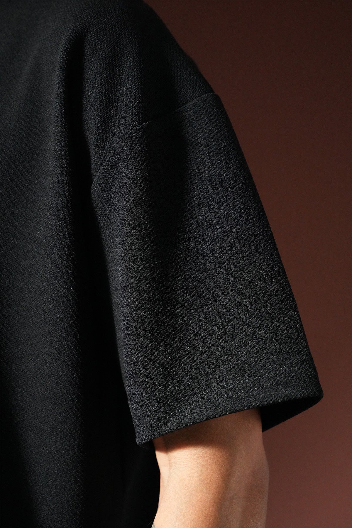 Ensemble Milos noir de la marque NO LIMIT, vêtement féminin élégant avec tissu noir et coupe moderne.
