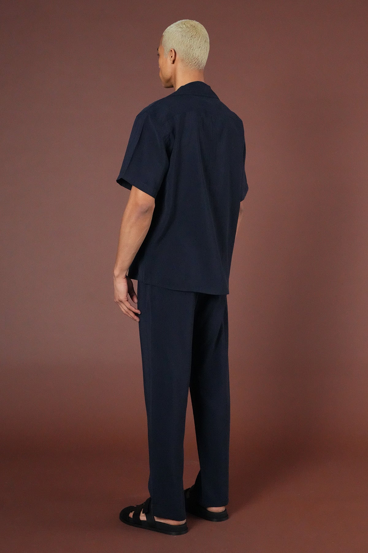Ensemble Sicile bleu marine de la marque NO LIMIT, comprenant un haut et un pantalon en tissu léger.
