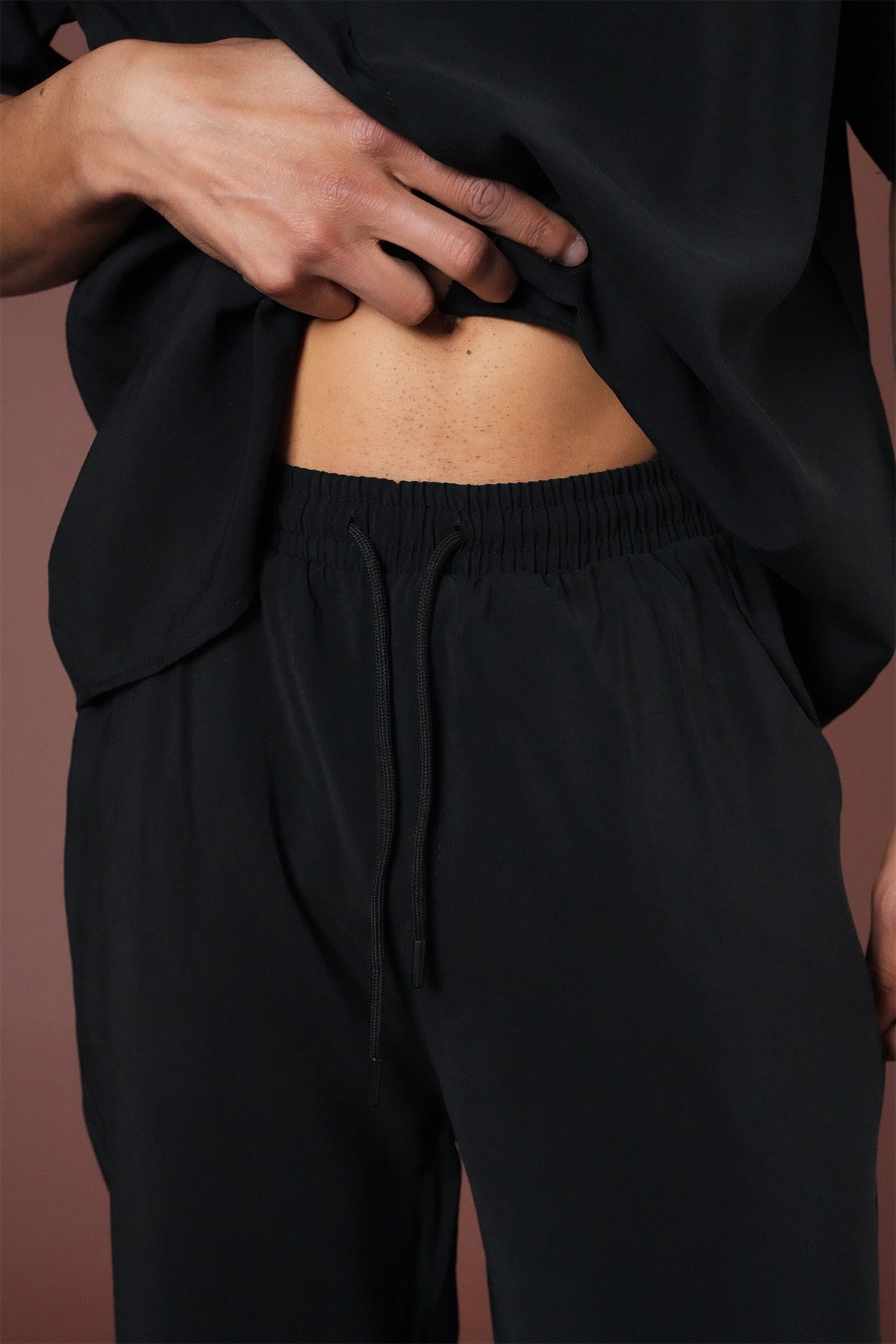 Ensemble Sicile noir de la marque NO LIMIT, vêtement élégant en tissu noir, vue de l'ensemble porté avec détails visibles.