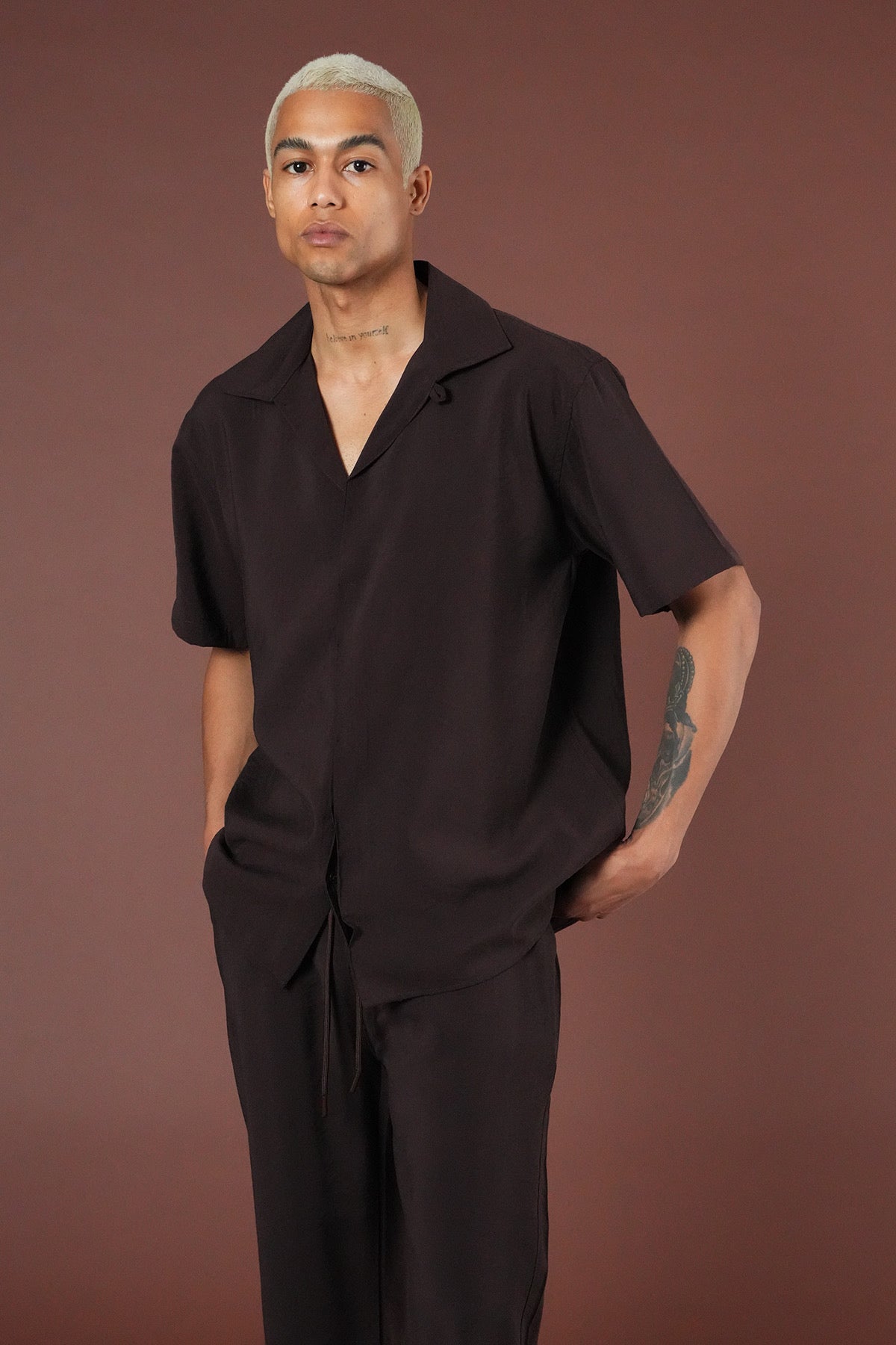 Ensemble Sicile marron de la marque NO LIMIT, composé d'un haut et d'un pantalon en tissu confortable, porté par un mannequin.