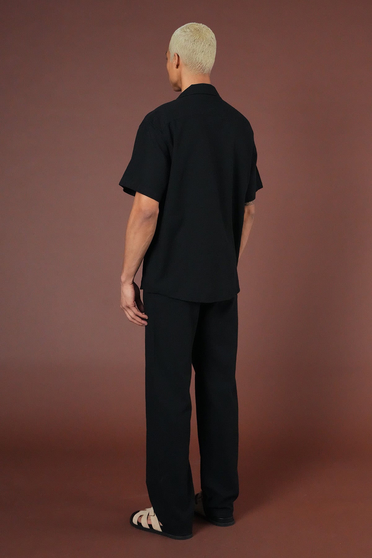 Ensemble Mykonos noir de la marque NO LIMIT, vêtements élégants pour femme, montrant la coupe et les détails en tissu noir.