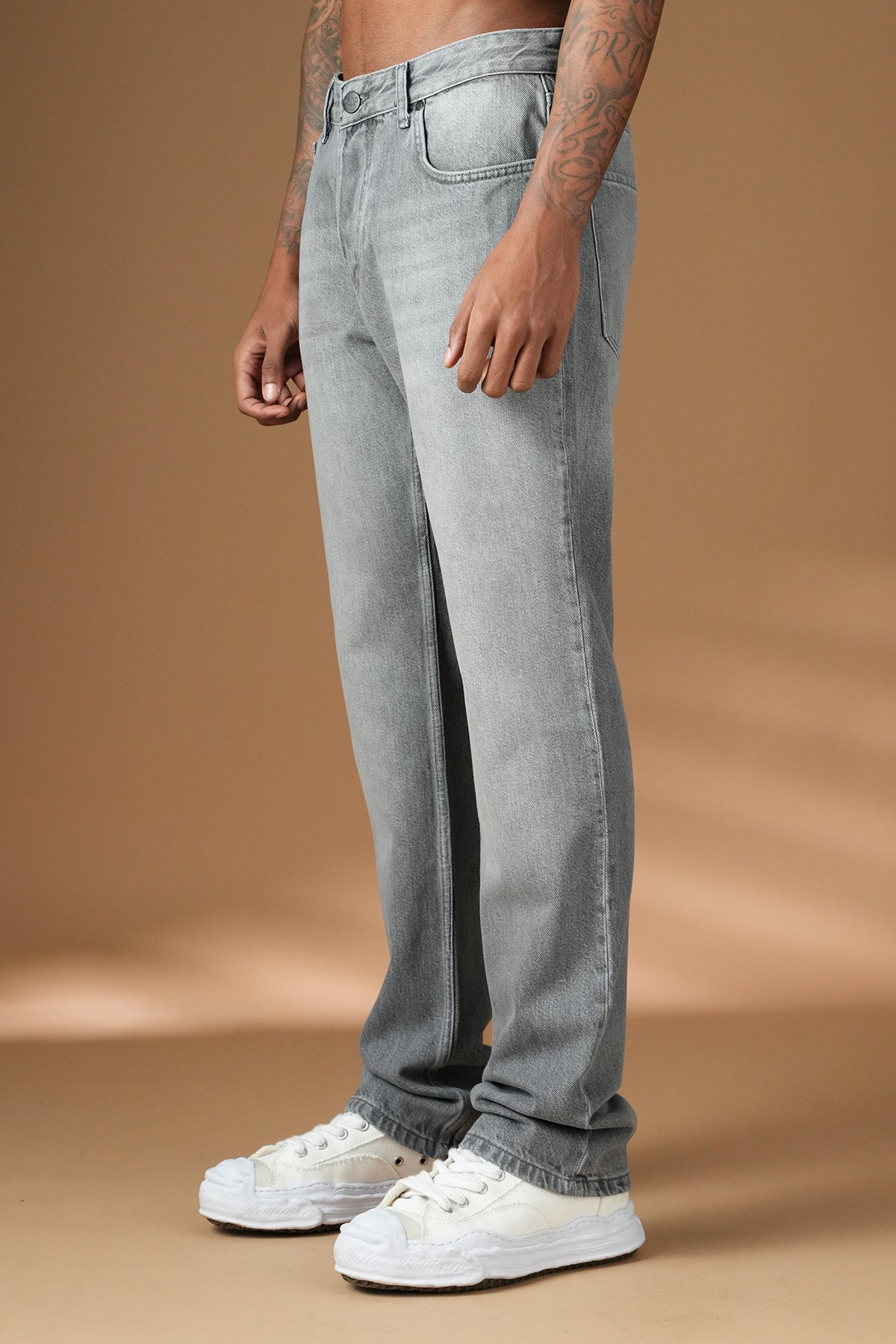 Jean regular gris de la marque NO LIMIT, visible en détail dans l'image IMG_0902.jpg, avec coupe classique et tissu confortable.