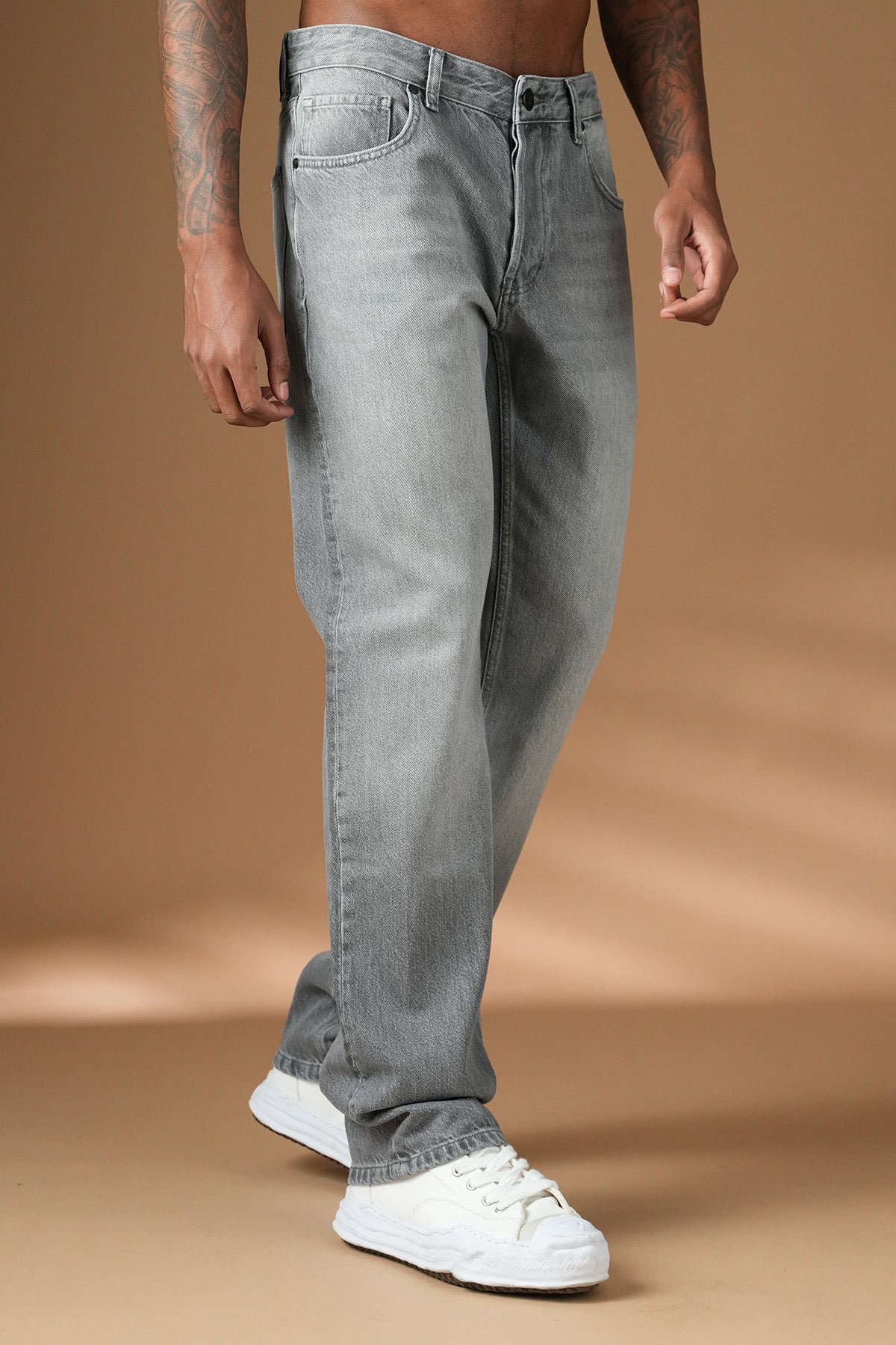 Jean gris regular NO LIMIT avec coupe classique, visible détails de la texture et de la poche arrière.
