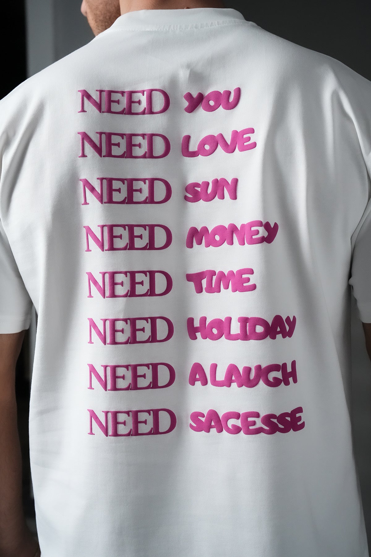 T-shirt blanc NO LIMIT, vêtement en coton avec col rond et manches courtes, porté sur mannequin.