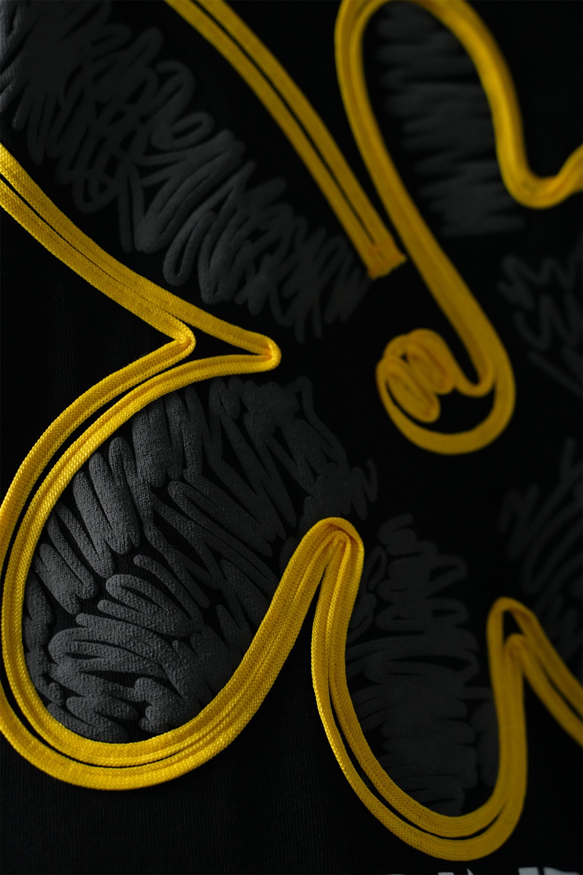 T-shirt noir avec motifs floraux de la marque NO LIMIT, tissu en coton, vue frontale sur fond blanc.