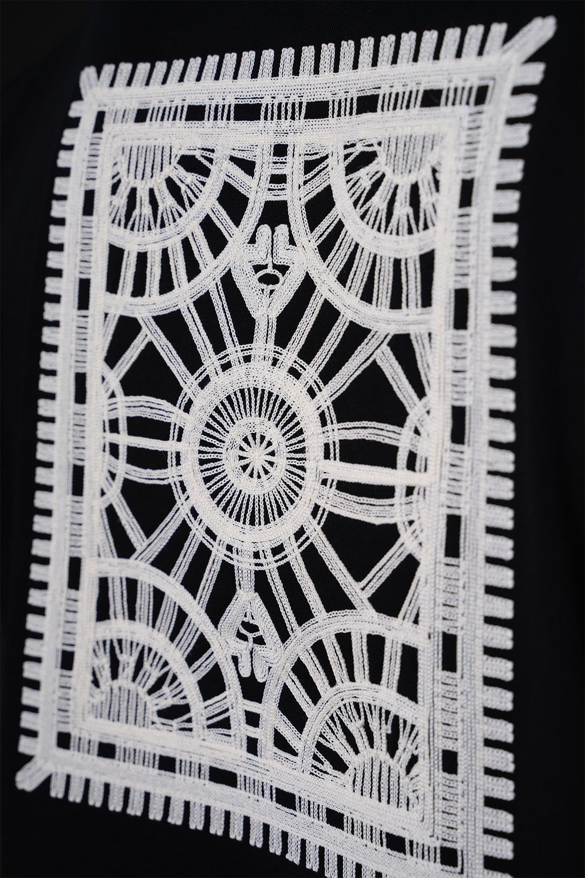 T-shirt carré brodé noir de la marque NO LIMIT, vue de face avec motif brodé visible.