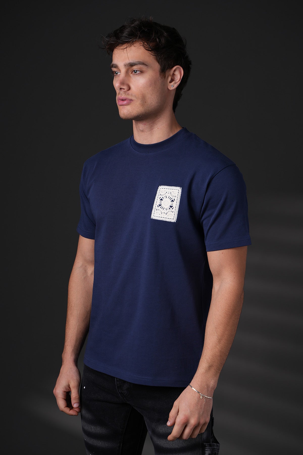 T-shirt carré brodé NO LIMIT en bleu marine avec motif distinctif, tissu doux et coupe moderne, porté par un mannequin.
