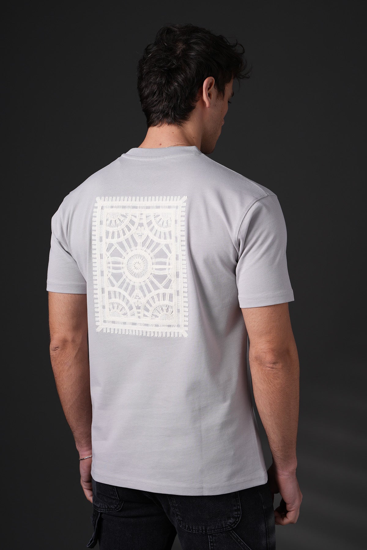 T-shirt gris carré brodé de la marque NO LIMIT, vue de face avec motif brodé visible sur le devant.