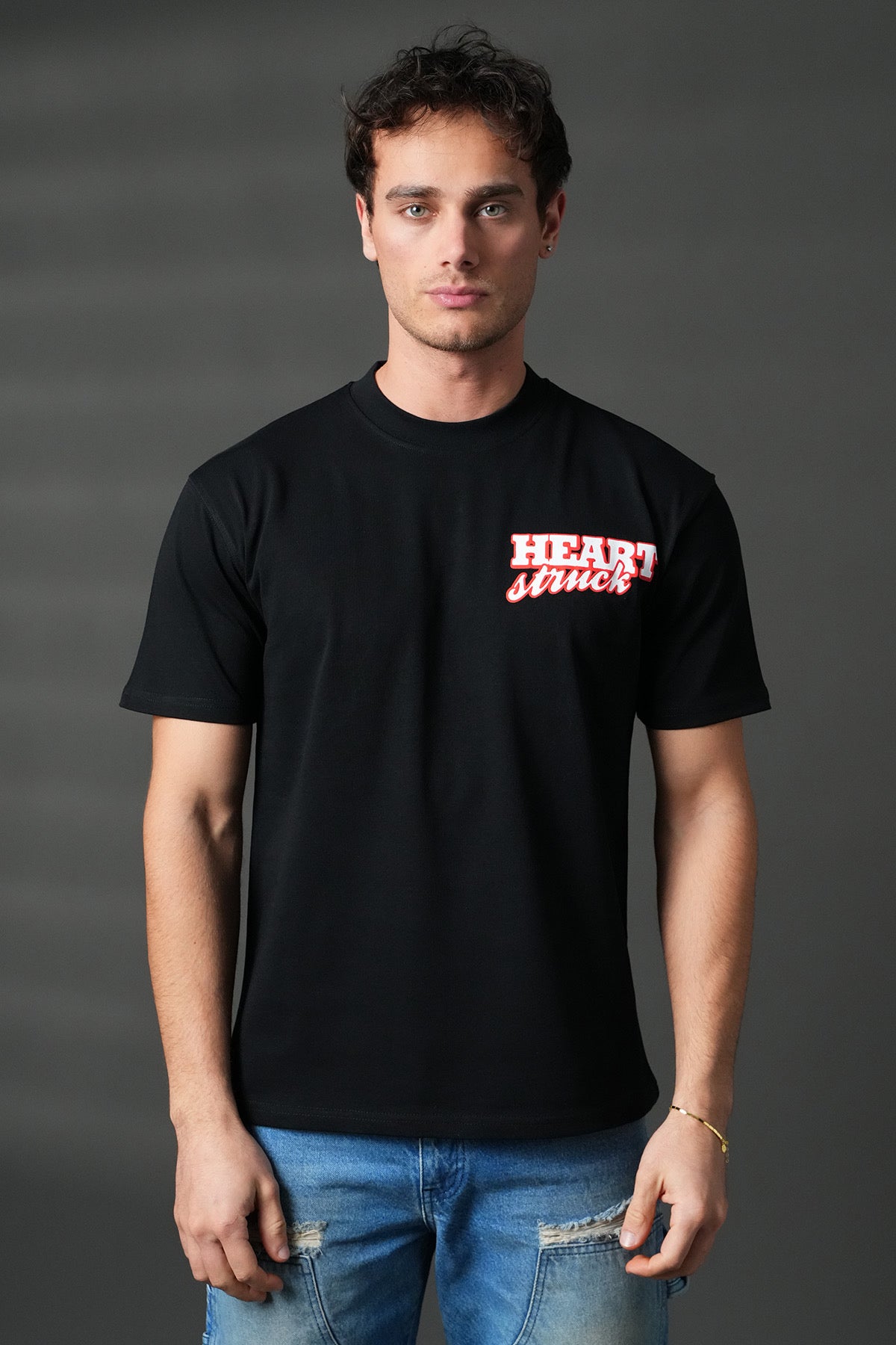 T-shirt noir avec motif de cœur de la marque NO LIMIT, tissu en coton, coupe classique, affiché sur mannequin.