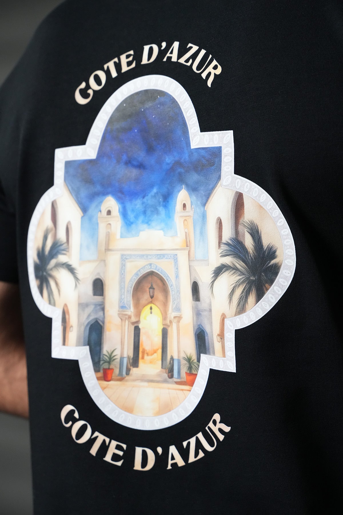 T-shirt noir NO LIMIT avec logo Côte d'Azur, design simple et élégant, porté sur mannequin.