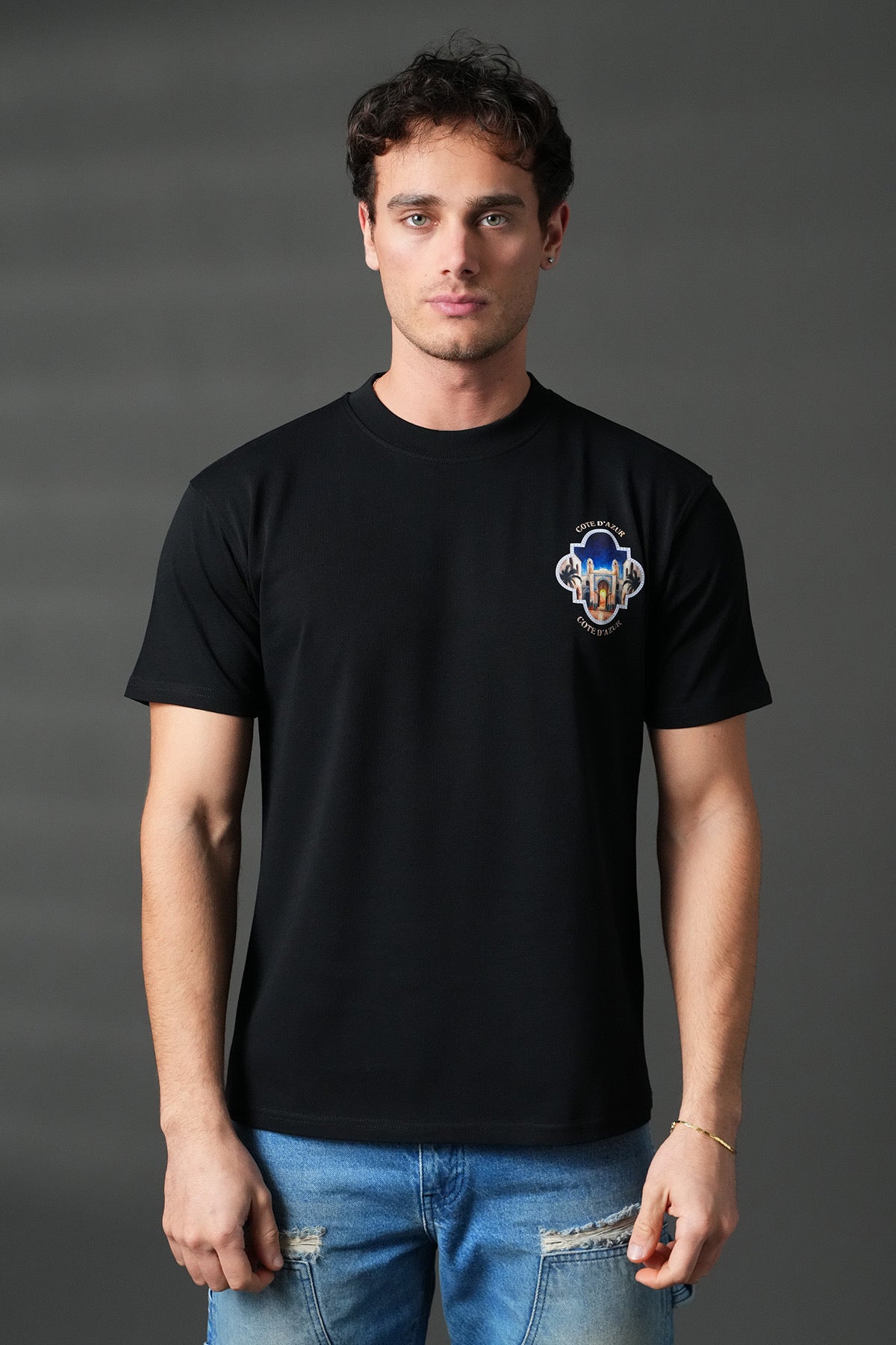 T-shirt noir NO LIMIT avec motif Côte d'Azur, tissu doux et confortable, vue rapprochée du design sur le devant.