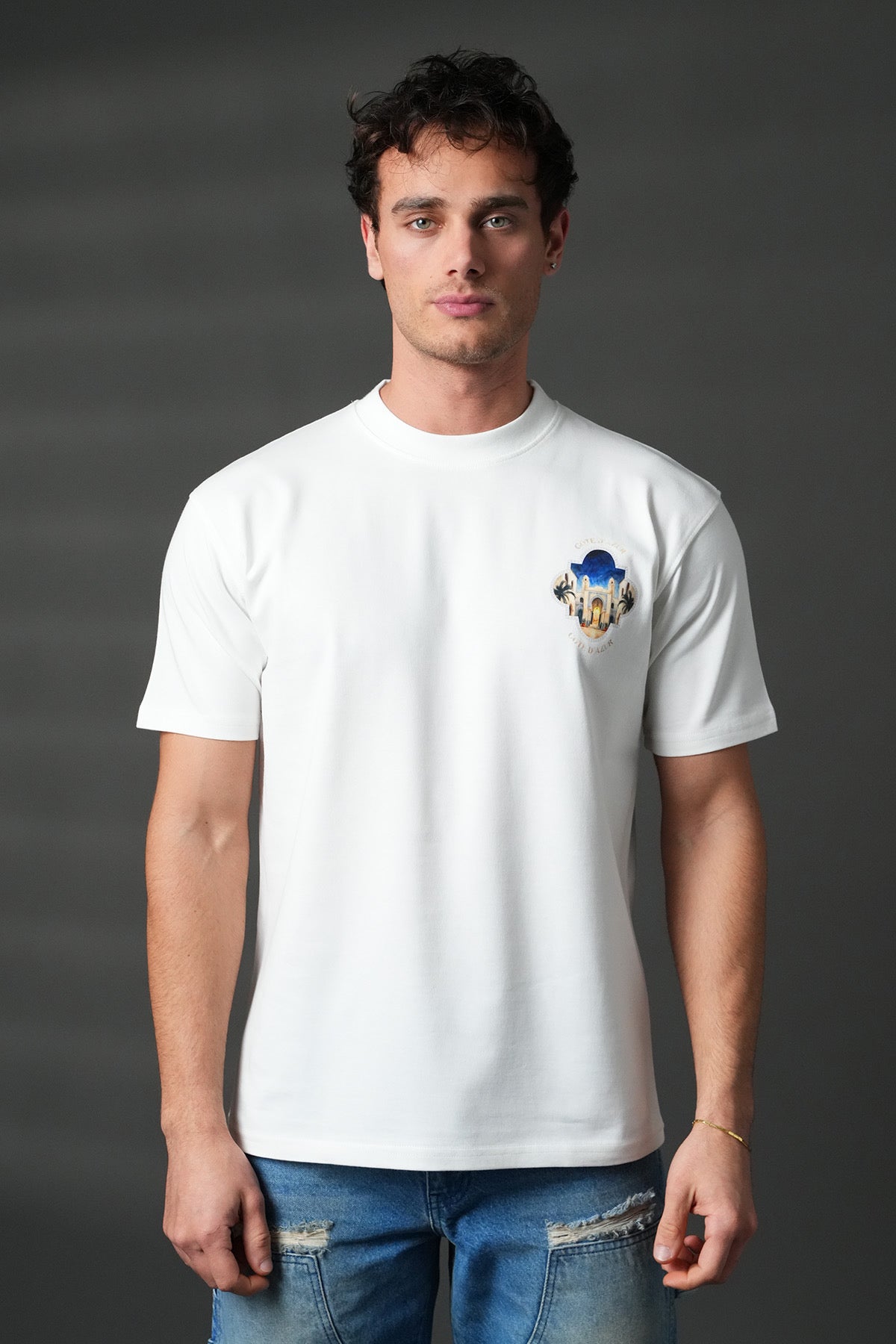 T-shirt blanc NO LIMIT avec motif Côte d'Azur, tissu doux et confortable, porté sur mannequin.