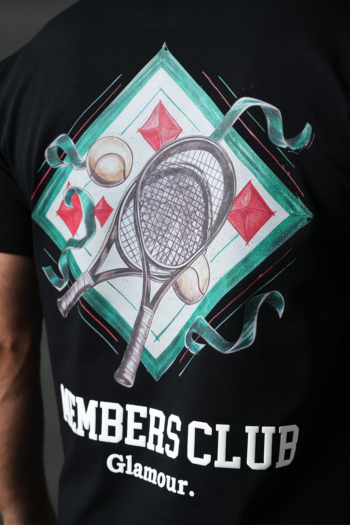 T-shirt tennis noir NO LIMIT, tissu léger et respirant, porté sur mannequin pour présentation sportive et décontractée.