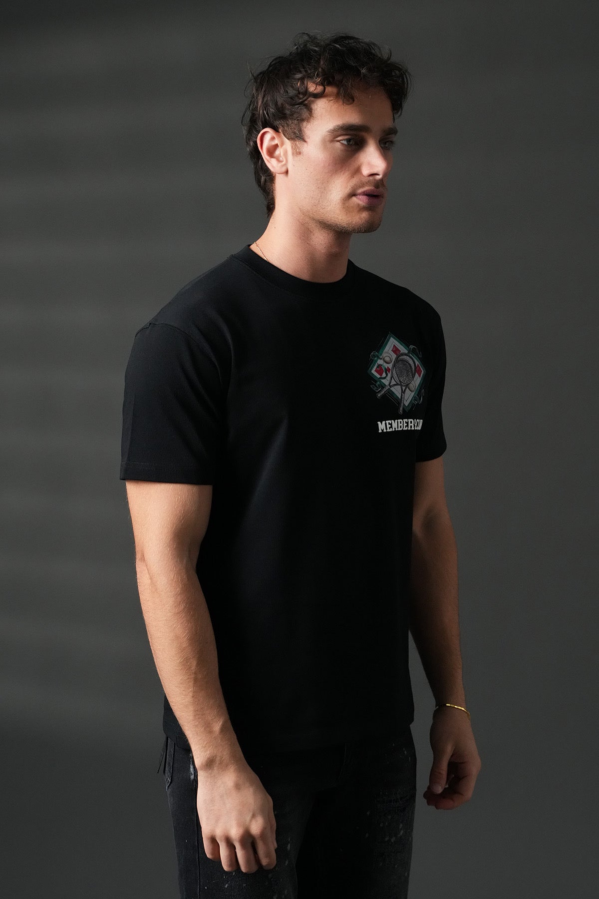 T-shirt de tennis noir NO LIMIT porté par un mannequin, vue frontale, tissu léger et coupe sportive.