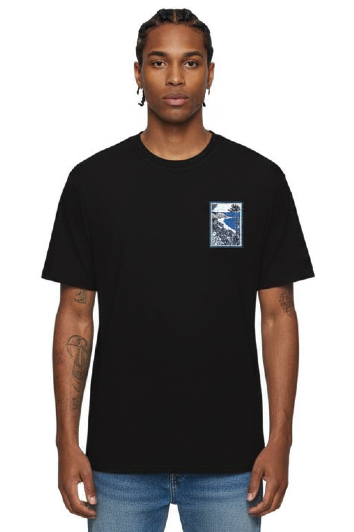 T-shirt noir azur NO LIMIT avec design simple, en coton, porté sur mannequin, vue frontale, détail de la coupe et du col.