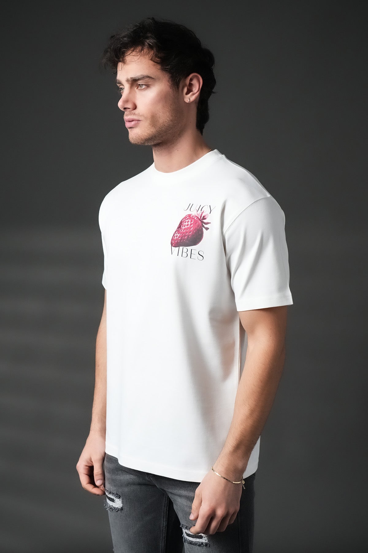 T-shirt blanc NO LIMIT Juicy, coton doux, porté sur mannequin, vue de face, style décontracté, détails du col et des manches visibles.