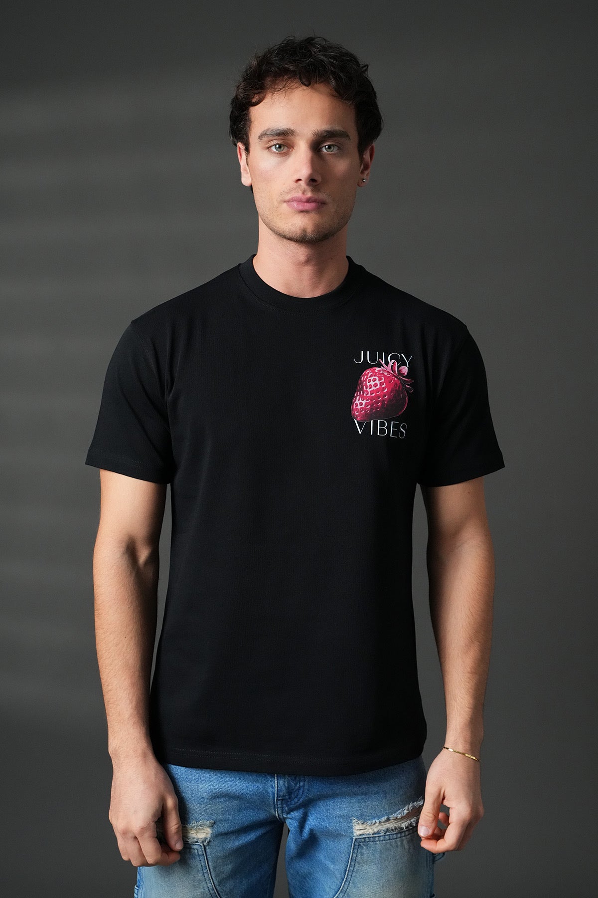 T-shirt noir Juicy de la marque NO LIMIT, tissu léger, coupe classique, affichant le logo Juicy sur la poitrine.
