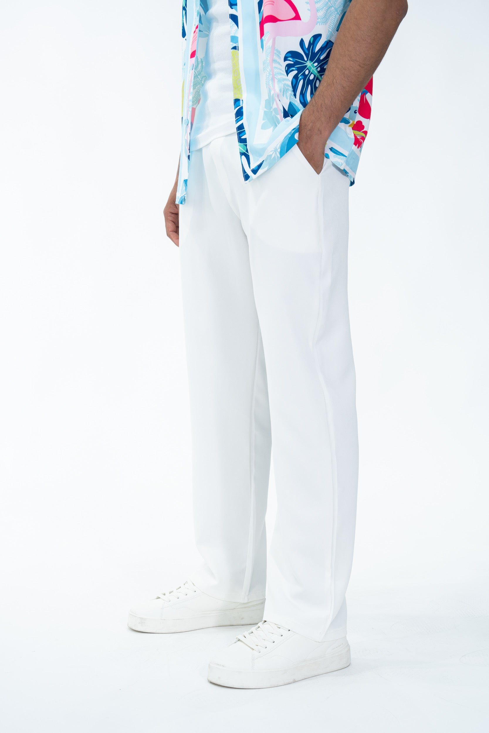 Pantalon fluide blanc de la marque NO LIMIT, vue de face, en tissu léger et élégant, porté décontracté pour femme.
