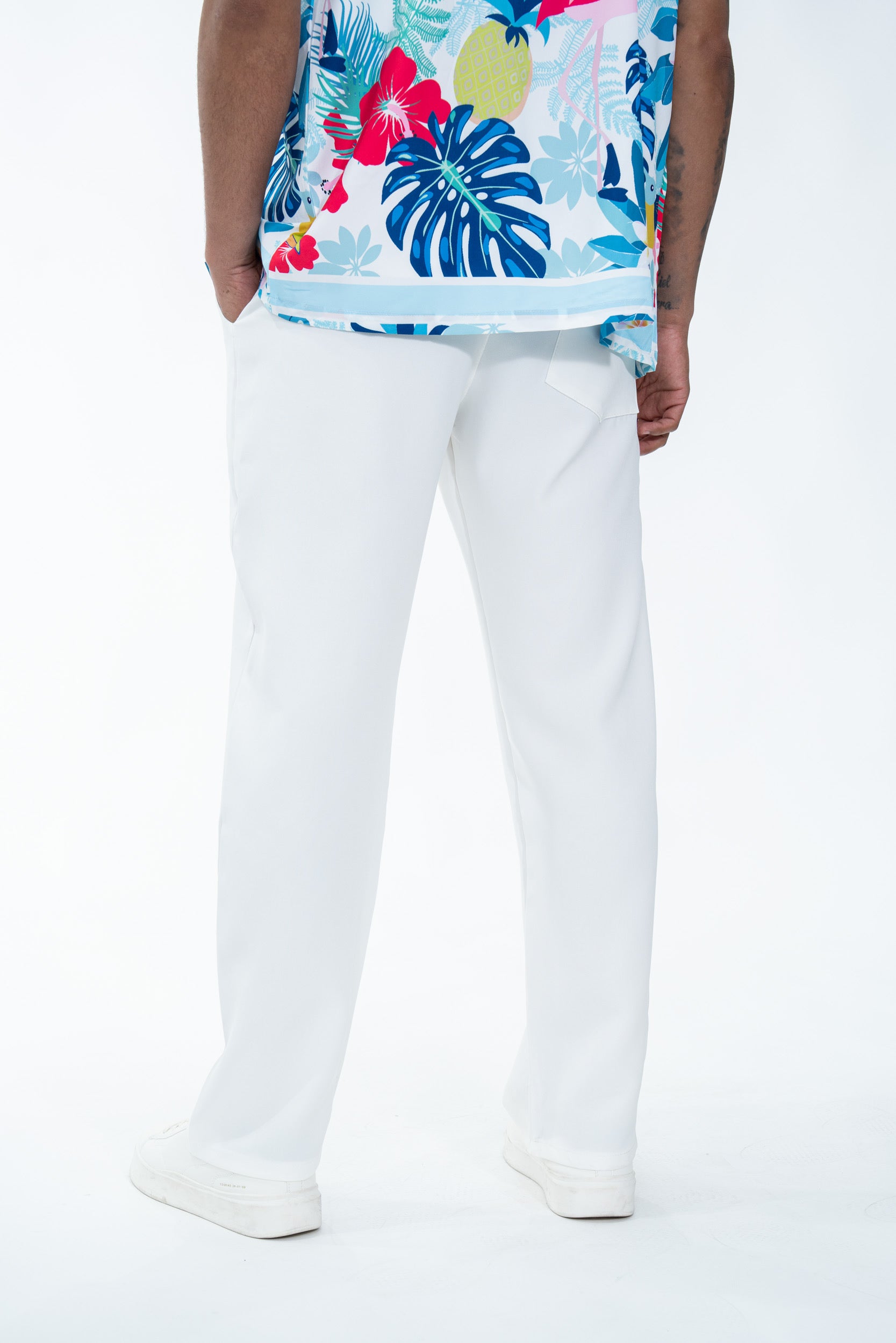 Pantalon fluide blanc de la marque NO LIMIT, vue en détail avec tissu léger et coupe élégante.