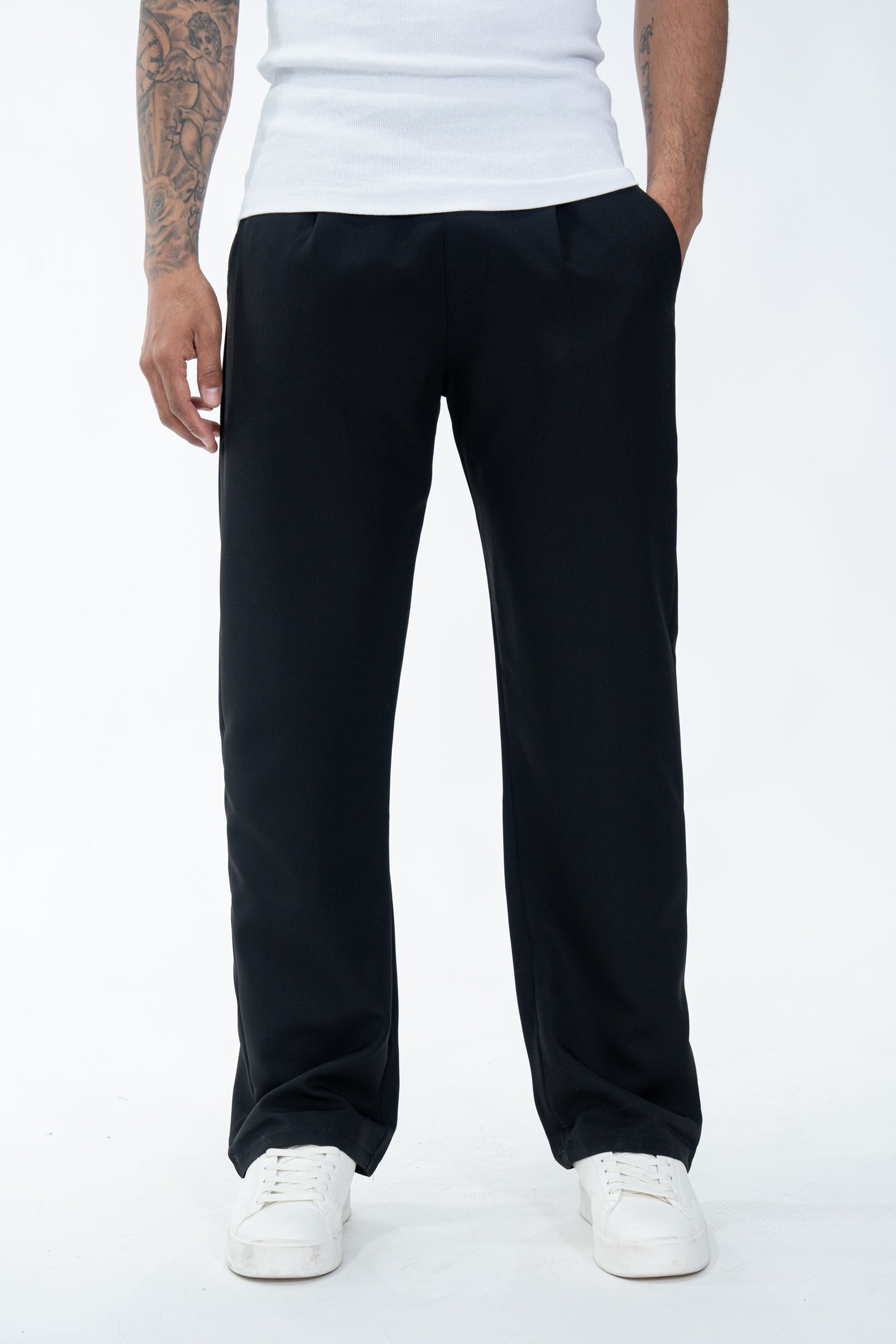 Pantalon fluide noir NO LIMIT, coupe élégante, tissu léger et confortable, porté sur un mannequin.