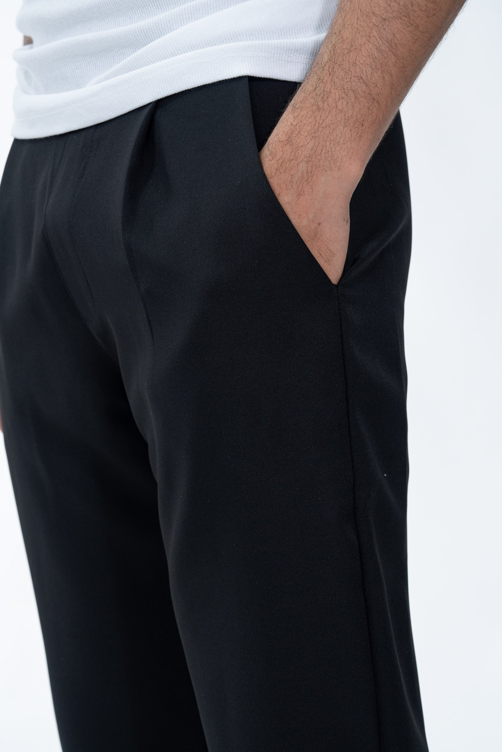 Pantalon fluide noir NO LIMIT porté, vue de face, tissu léger et confortable, style décontracté élégant.