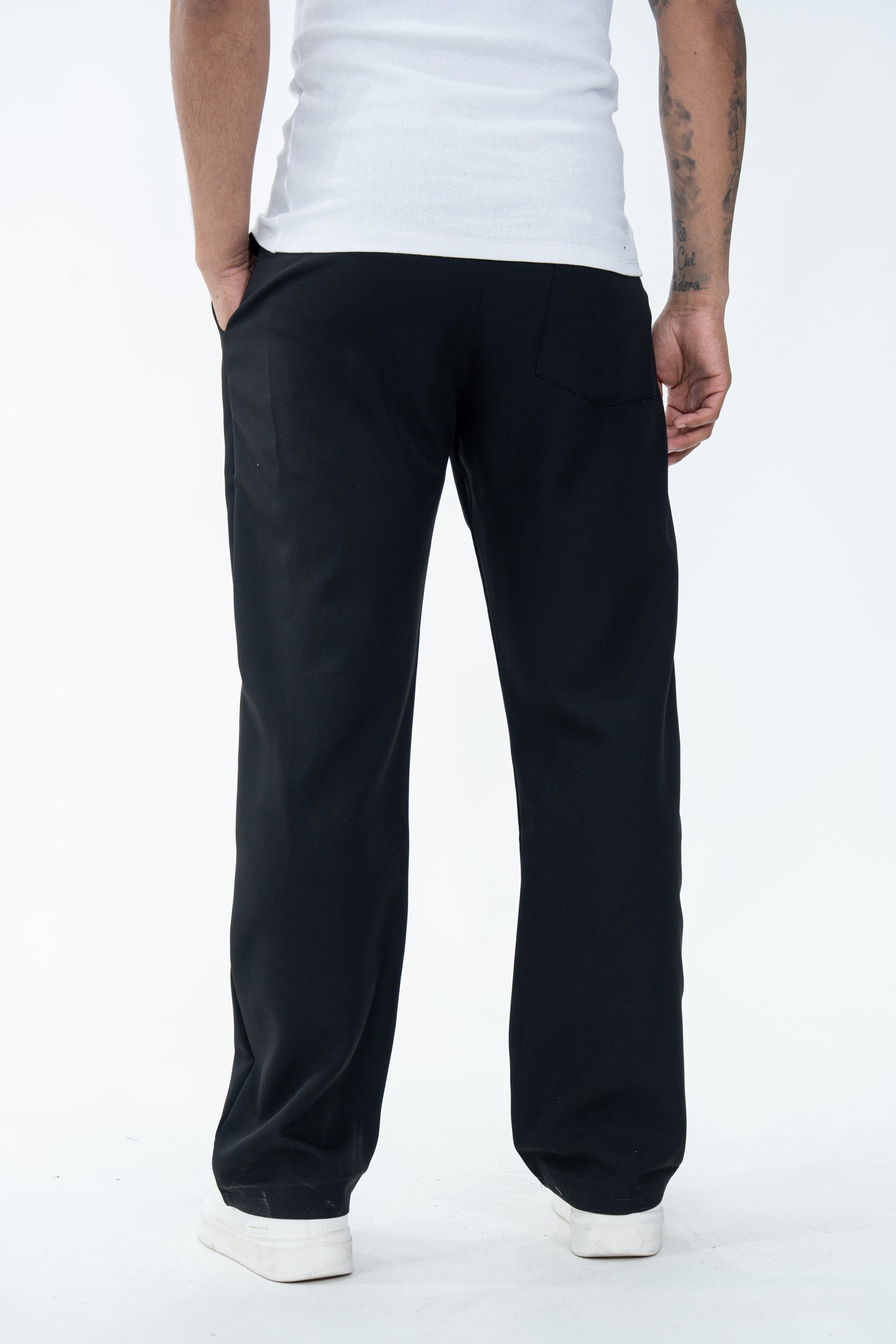 Pantalon fluide noir de la marque NO LIMIT, vue en gros plan montrant la texture légère et le style élégant.