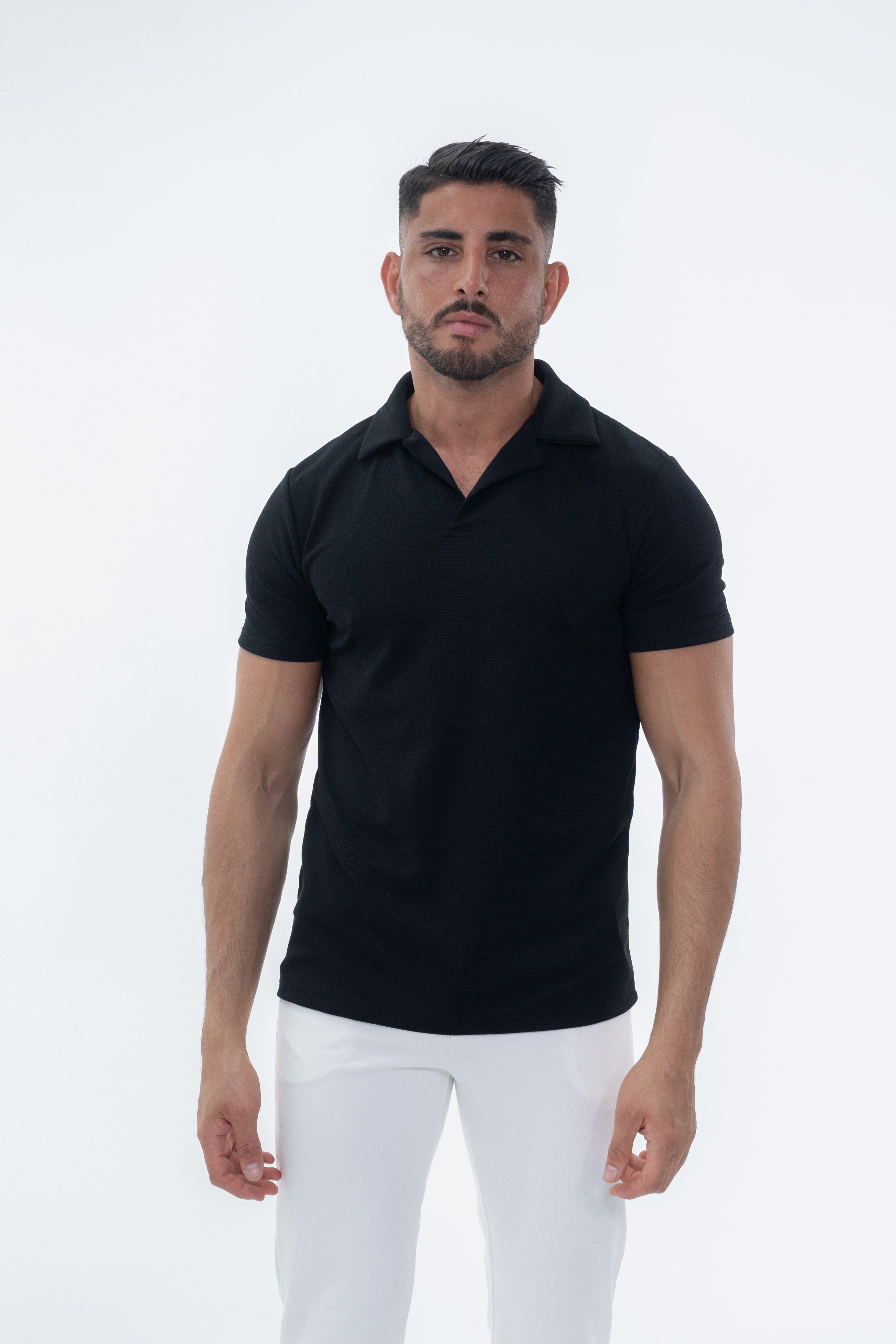 Polo texturé noir à manches courtes de la marque NO LIMIT, vue en gros plan sur le tissu et la coupe.