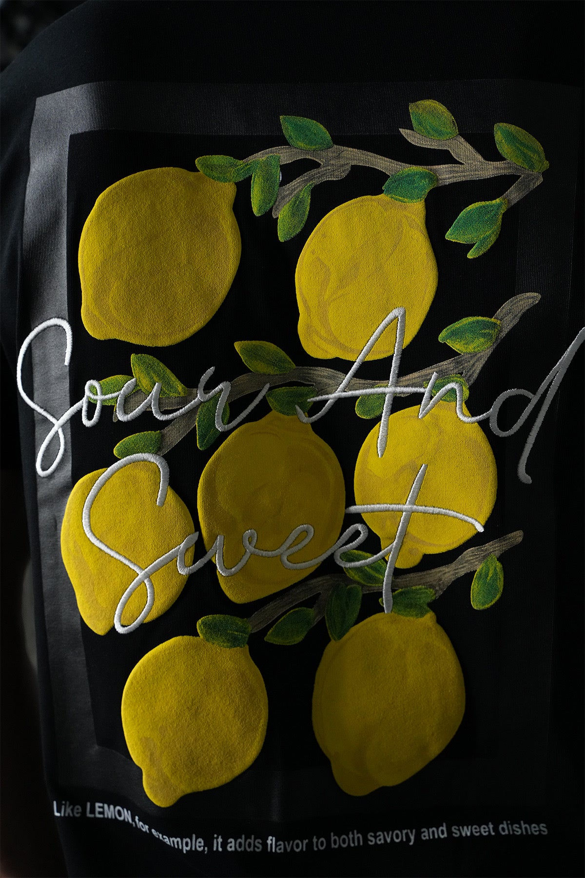 T-shirt noir avec motif citron de la marque NO LIMIT, tissu doux et coupe classique, vue de face.