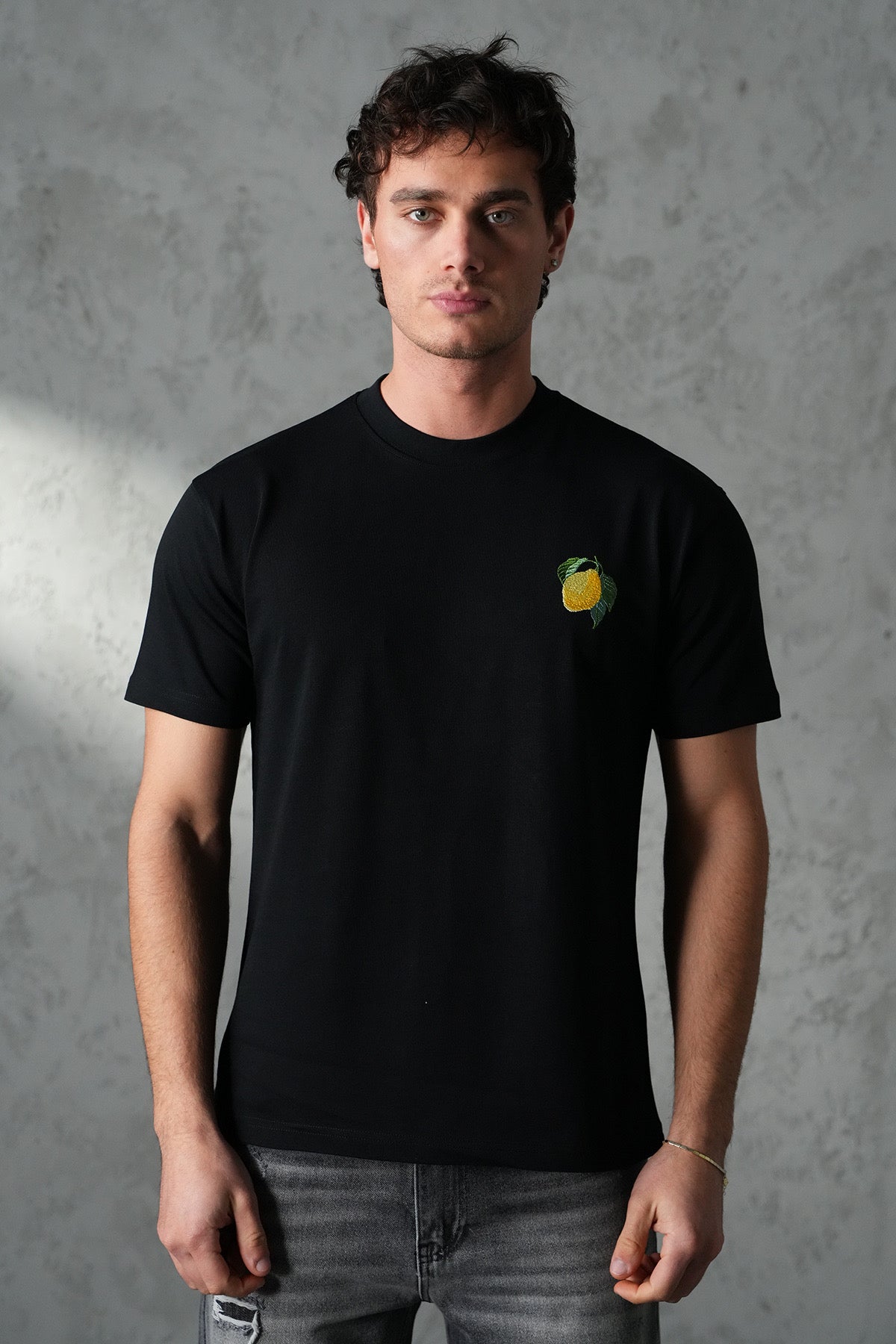 T-shirt noir avec motif citron de la marque NO LIMIT, vue de face, en coton léger, style décontracté et moderne.