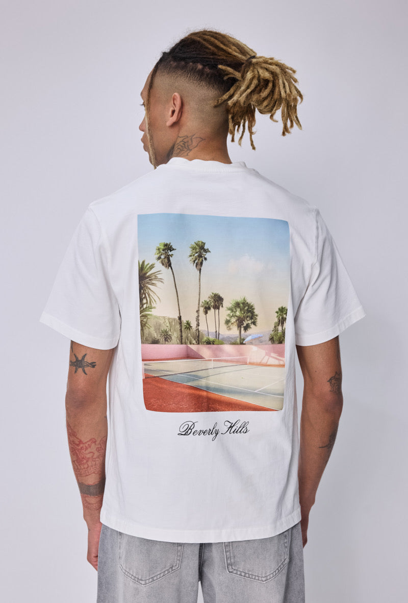 T-shirt blanc NO LIMIT Beverly Hills avec logo, porté sur mannequin, vue de face, style casual et moderne.