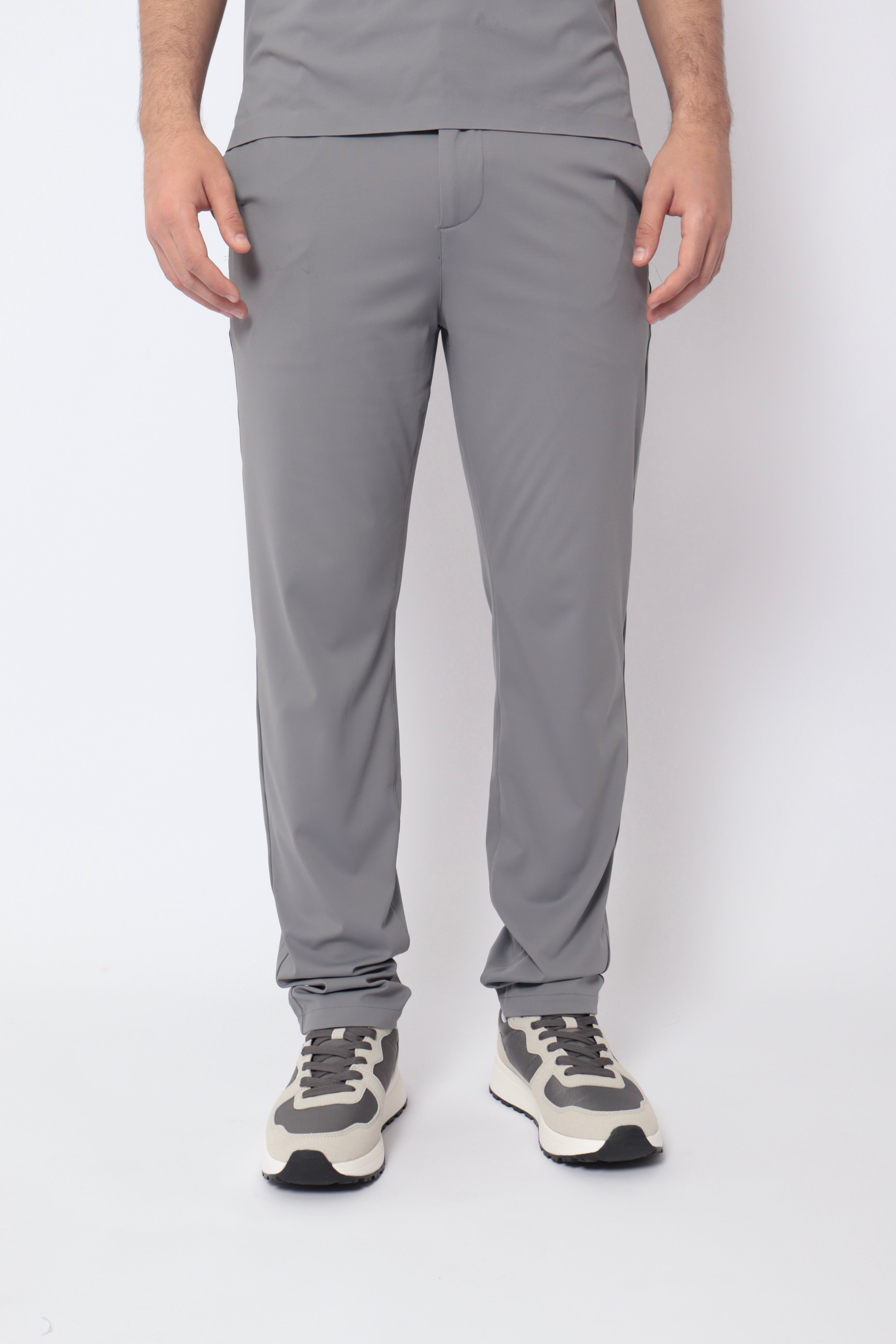 Ensemble monaco gris de la marque NO LIMIT, vêtement décontracté pour hommes ou femmes, porté sur un mannequin.