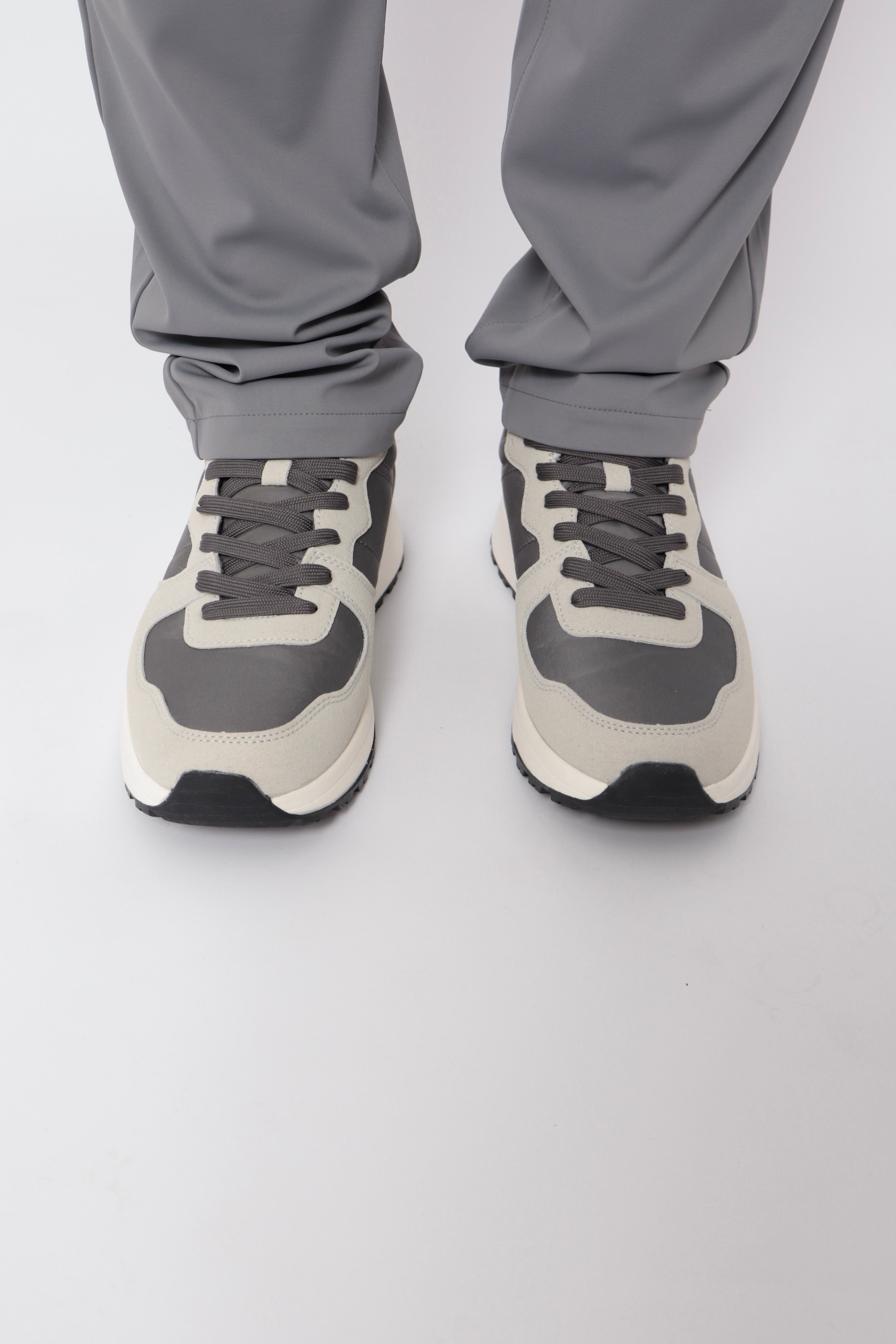 Baskets gris NO LIMIT pour un usage quotidien, en toile confortable et tendance, visibles sur l'image.