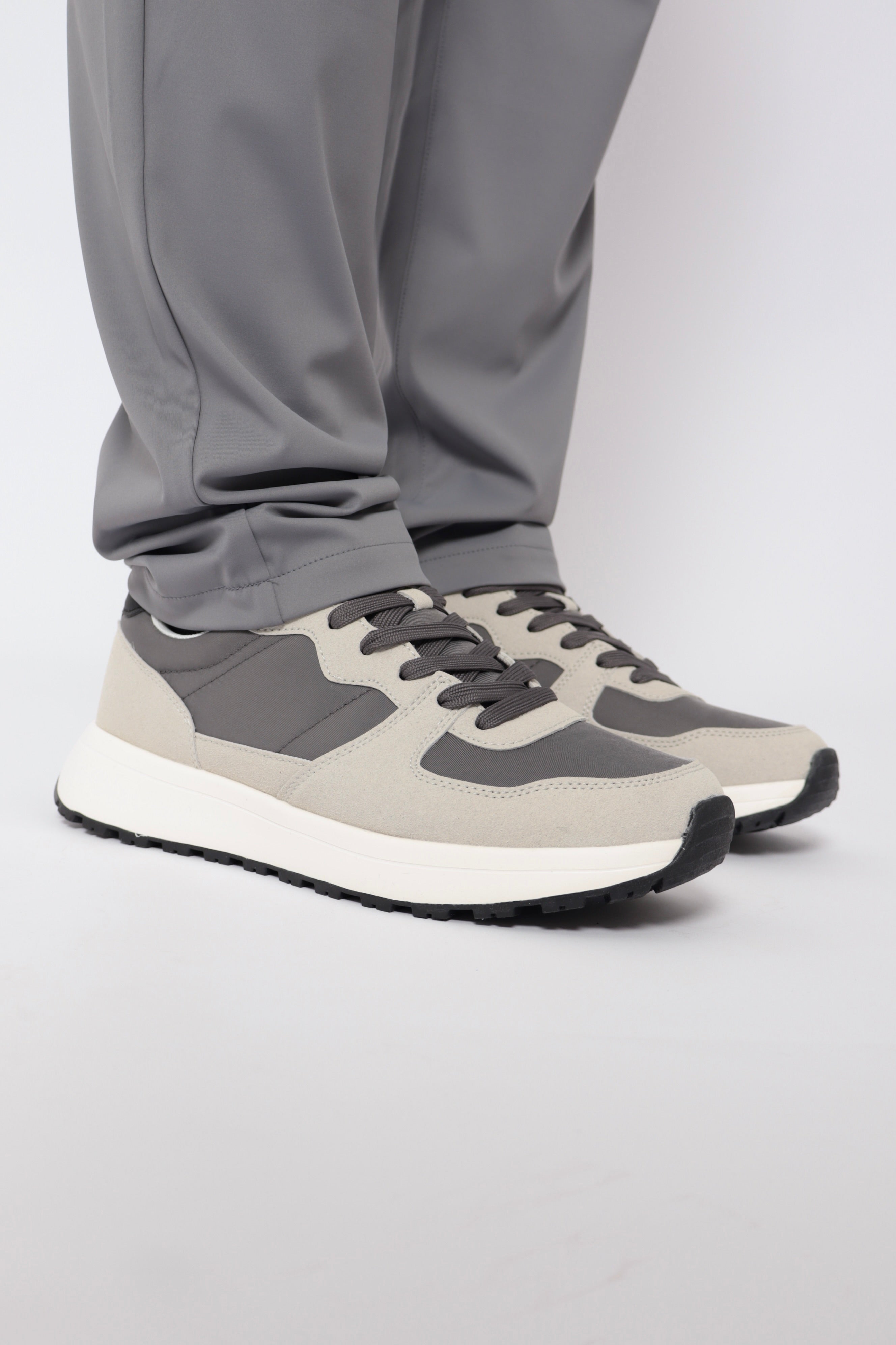 Baskets gris NO LIMIT pour un look décontracté, en tissu confortable, vues de face avec détails de la semelle.