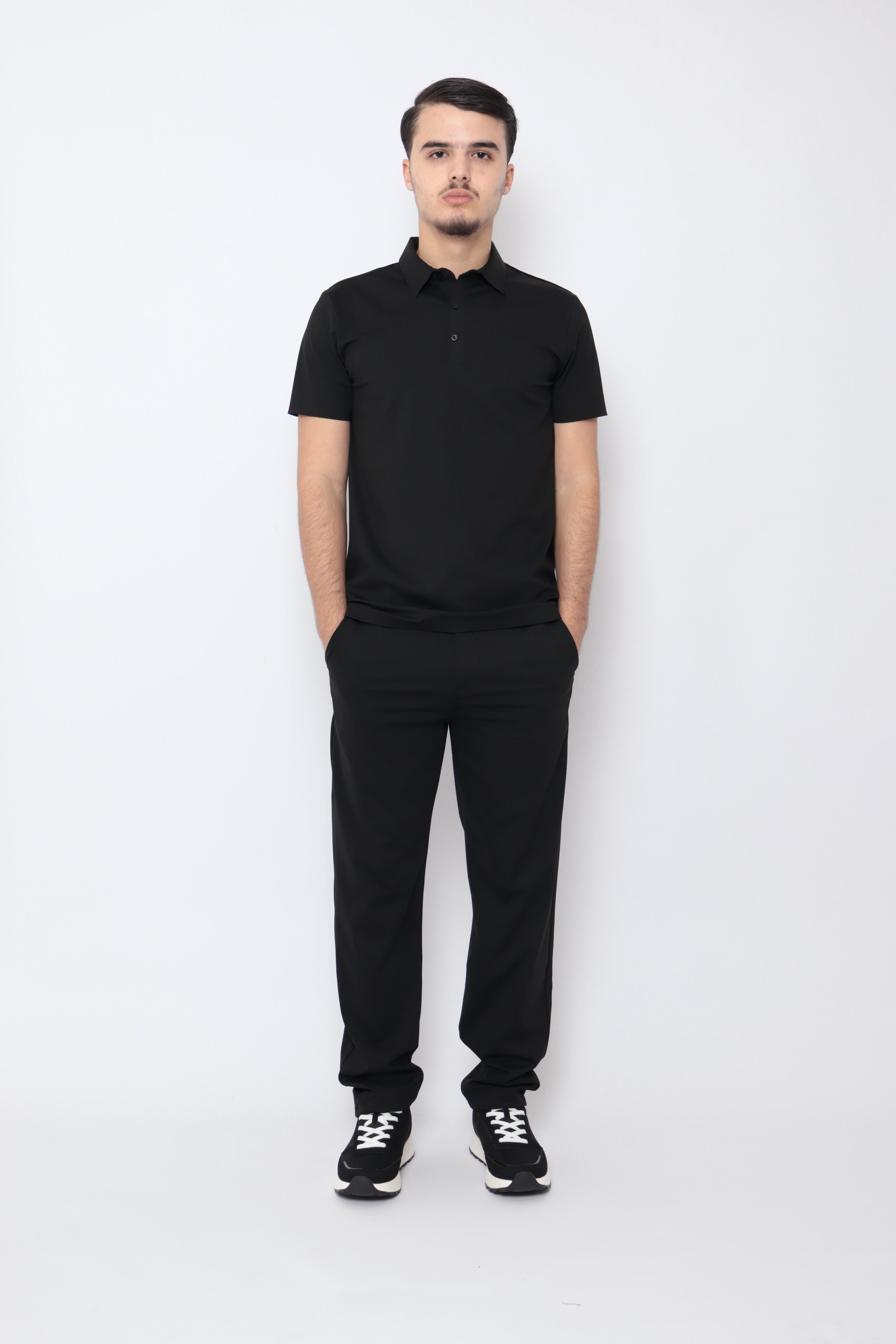 Ensemble Monaco noir de la marque NO LIMIT, vêtements pour femme avec haut et pantalon assortis, vue en gros plan.