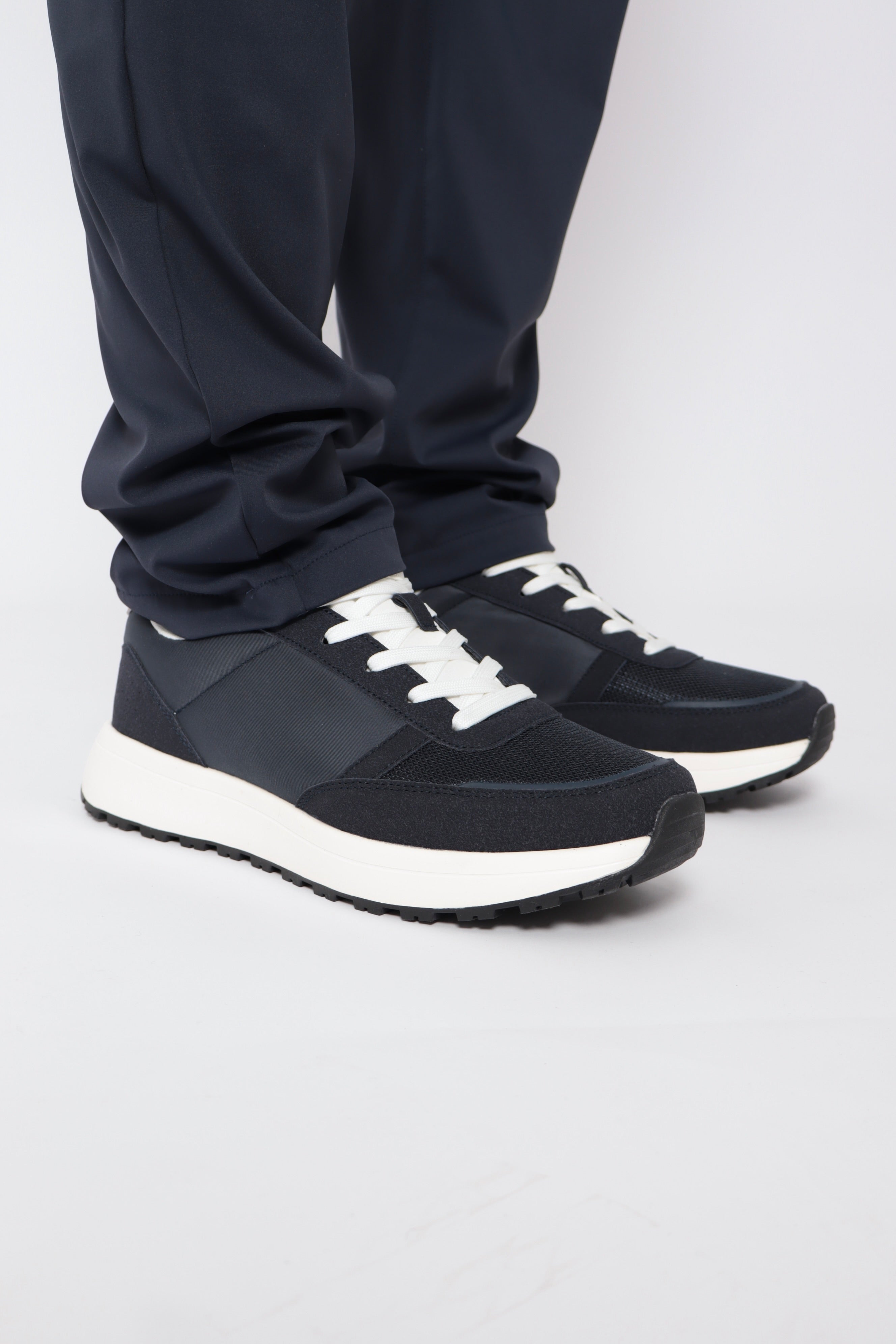 Chaussures baskets city NO LIMIT bleu marine, en toile avec semelle blanche, vues de face sur fond blanc.