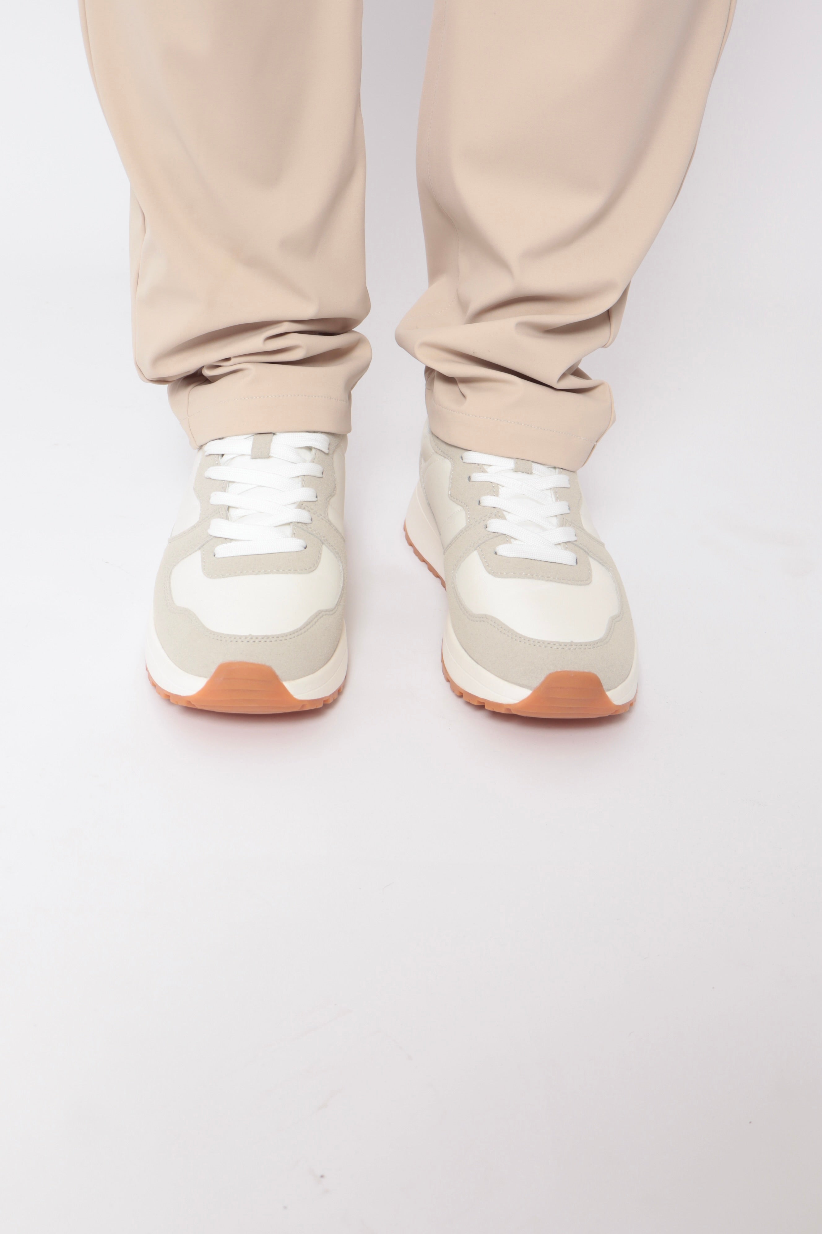 Baskets blanches NO LIMIT pour tous les jours, vue de face montrant le design en coton et la semelle blanche.
