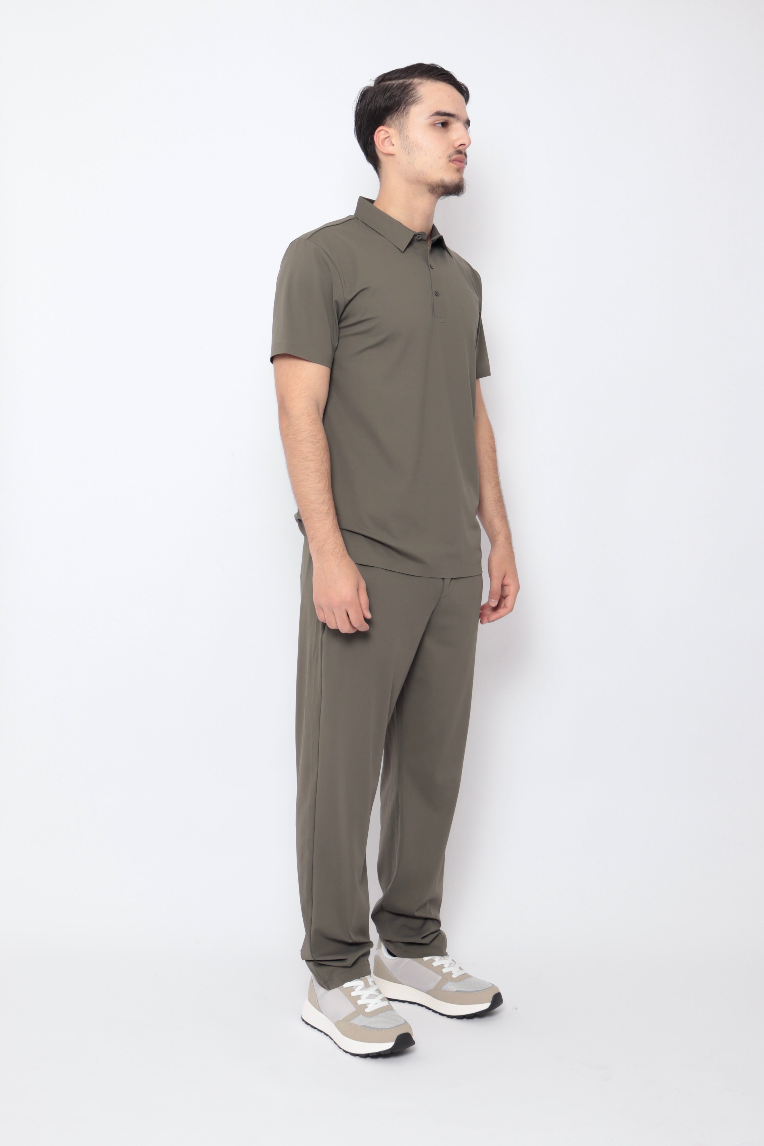 Ensemble monaco kaki de la marque NO LIMIT, avec haut et pantalon assortis, porté sur mannequin.