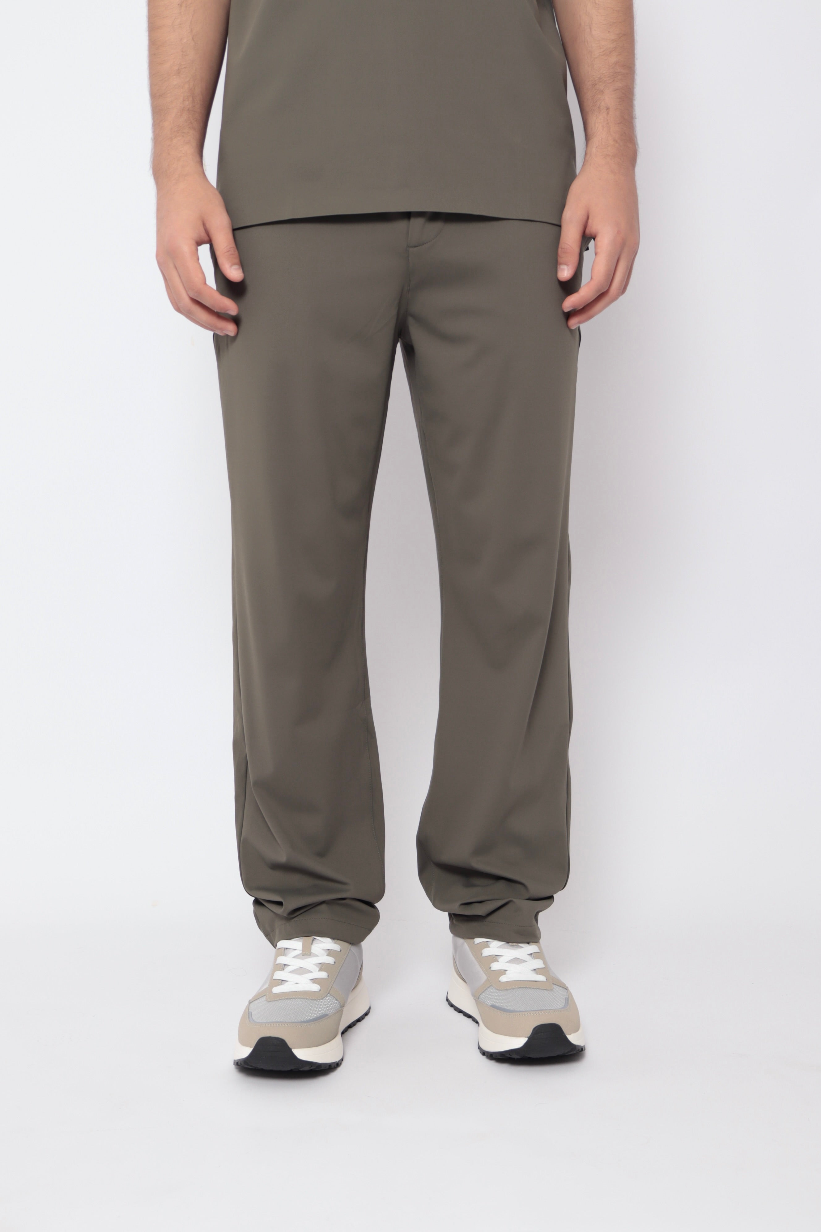 Ensemble monaco kaki de la marque NO LIMIT, vêtement décontracté pour homme ou femme, porté dans l'image.