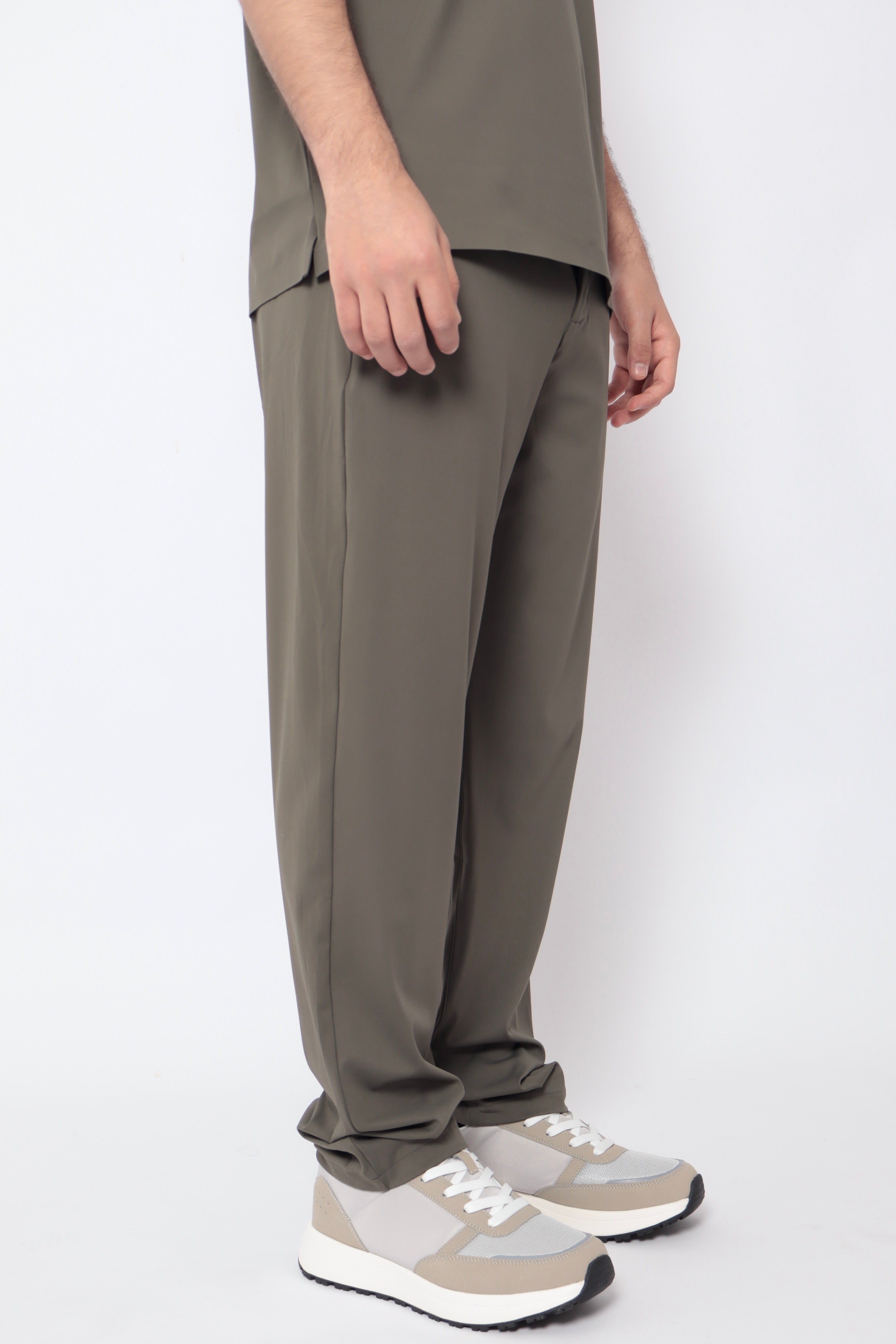Ensemble monaco kaki de la marque NO LIMIT, tenue décontractée avec haut et pantalon assortis, image montrant le vêtement porté.